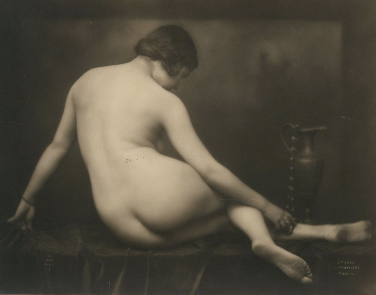 Armand Noyer - Julien Mandel et divers 
Nus féminins, c. 1930. 
13 épreuves argentiques d'époque. Quelques crédits "A.N.", "P.C." et "J. Mandel" dans les négatifs. 
Formats : de 16,5 x 12,2 à 24 x 18 cm