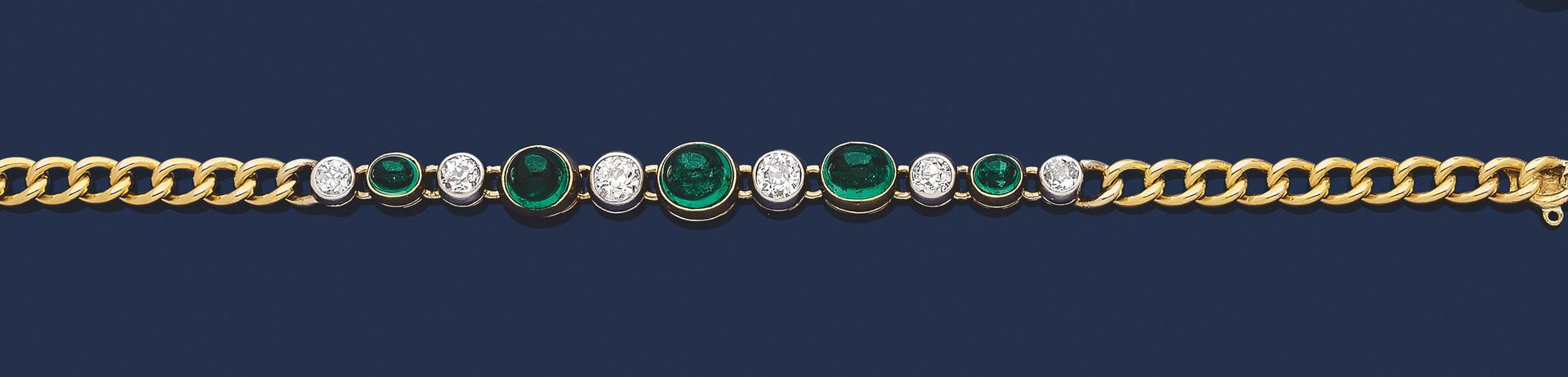Bracelet en or 18K (750), serti d’émeraudes ovales cabochons de poids croissant scandées de diamants arrondis de taille ancienne. Travail français du début du XXe siècle. Longueur: 18cm environ. Dimensions émeraude centrale: 7,5x6,7x6,6 mm environ. Poids brut: 16,9g (chocs, givres ouverts)
Une émeraude accompagnée d’un pré-rapport GEM-Paris (2025) attestant: origine Colombie, huile modérée
A French early 20th  century colombian (oil moderate) emerald bracelet