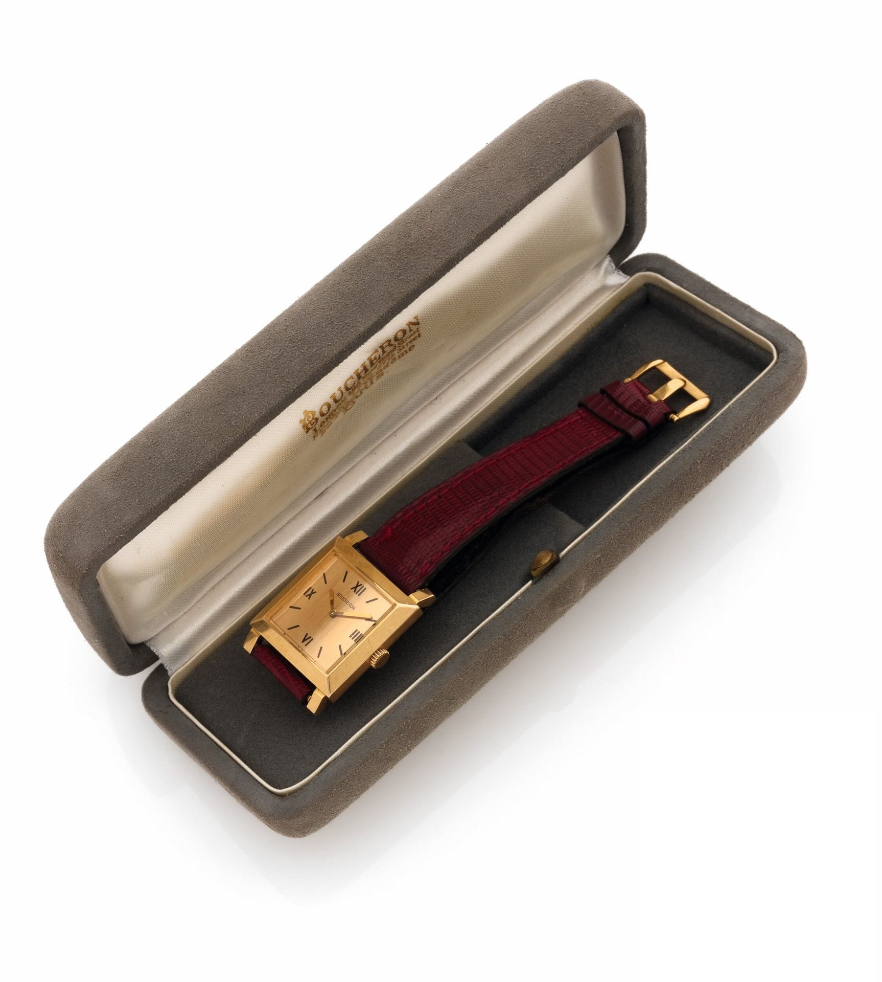 BOUCHERON PARIS
FIN DES ANNÉES 40
Montre bracelet en or jaune 18K (750) sur cuir. Travail français.
Boîtier: carré, lunette en or poli et carrure en or mat, 
Cadran: doré mat, index peints, aiguilles droites dorées.
Mouvement: mécanique, Eta 1220, signé.
Bracelet: cuir avec boucle ardillon en or d’origine.
Cadran, boîtier et mouvement signés. 
Numérotée 9719.
Dim. 24x24 mm
Poids brut:  24,7g
Avec: écrin d’origine, signé.
