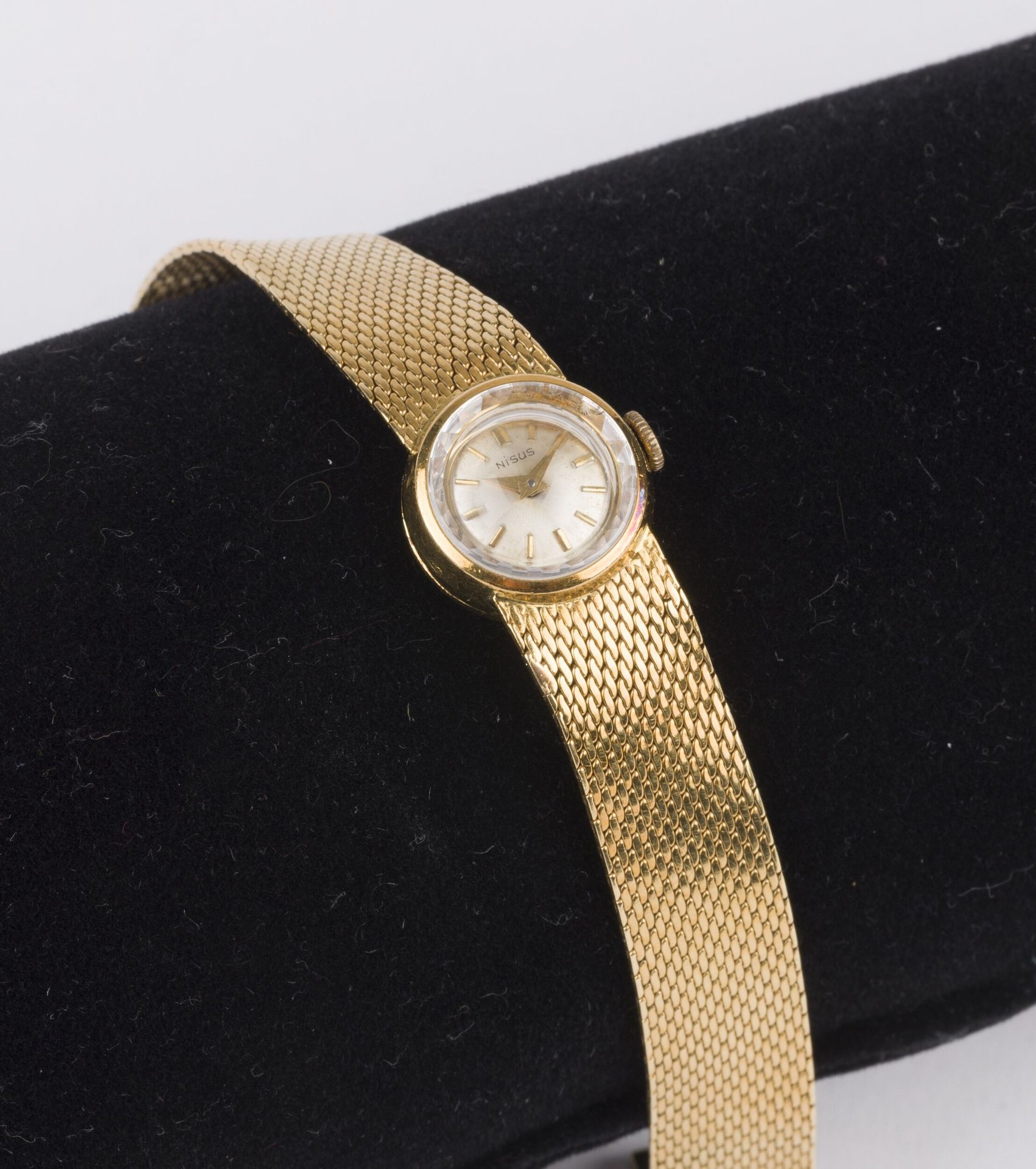NISUS
Travail suisse, années 40
Petite montre de dame en or jaune 18K (750), bracelet intégré en or jaune tissé (déformé), mouvement mécanique. Numérotée 81061.
Diam. 16cm
Poids brut: 31,15g