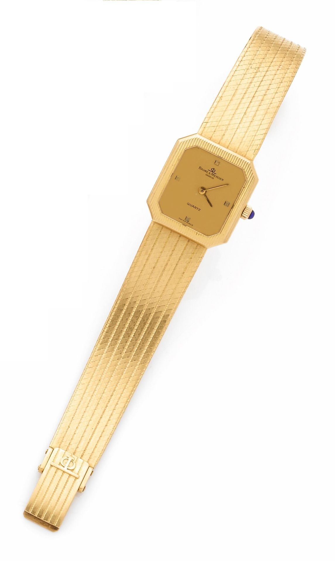 BAUME ET MERCIER
ANNÉES 70-80
Montre bracelet en or jaune 18K (750).
Boîtier: carré à pans coupés, fermeture à vis, lunette guillochée.
Cadran: doré, index appliqués aux quarts.
Mouvement: quartz.
Bracelet: intégré en or jaune satiné, boucle simple siglée. 
Signée et numérotée 1182978.
Dim. 22x20 mm, longueur: 15,5cm. 
Poids brut: 48,9g
(À réviser)