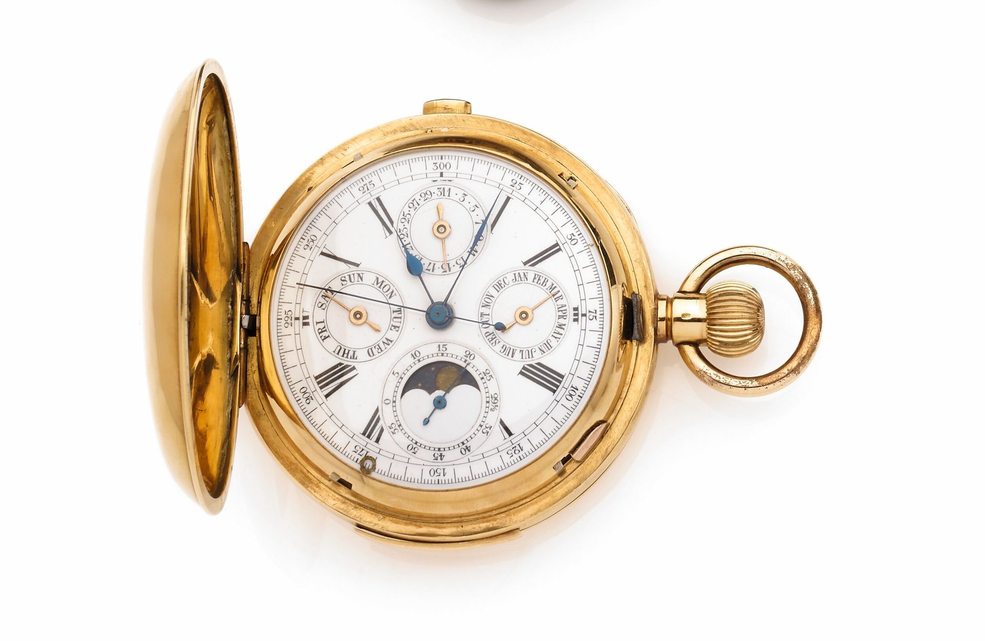 TRAVAIL SUISSE
CIRCA 1900
Montre de poche en or jaune 18K (750) avec chronographe, triple quantième, phases de lune et répétition minutes.
Boîtier: forme bassine, armoirie gravée aux revers, cuvette en or, monopoussoir pour le chrono et glissière pour la sonnerie sur la carrure.
Cadran: émail blanc, index chiffres romains peints, minuterie chemin de fer, aiguilles poire en acier bleui, quatre cadrans auxiliaires pour jour, date, mois et phases de lune/petite seconde.
Mouvement: mécanique à roue à colonnes, échappement à ancre, balancier bimétallique coupé, spiral Breguet en acier bleui, deux marteaux sur gong, remontage au pendant.
Diam. 56 mm
Poids brut: 135,10g