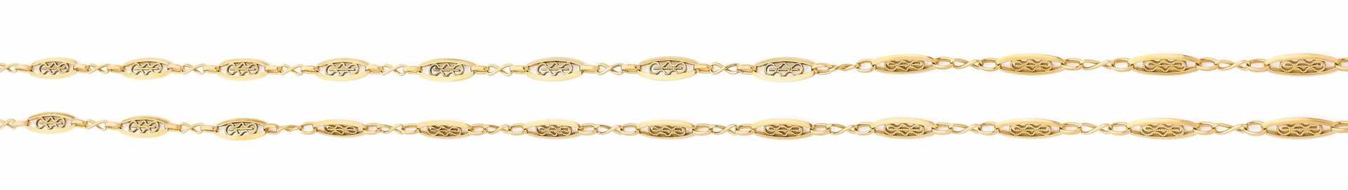 Sautoir en or 18K (750), articulé de maillons filigranés ovales. Travail français du début du XXe siècle. Longueur: 160cm environ. Poids: 47g
A French early 20th  century necklace