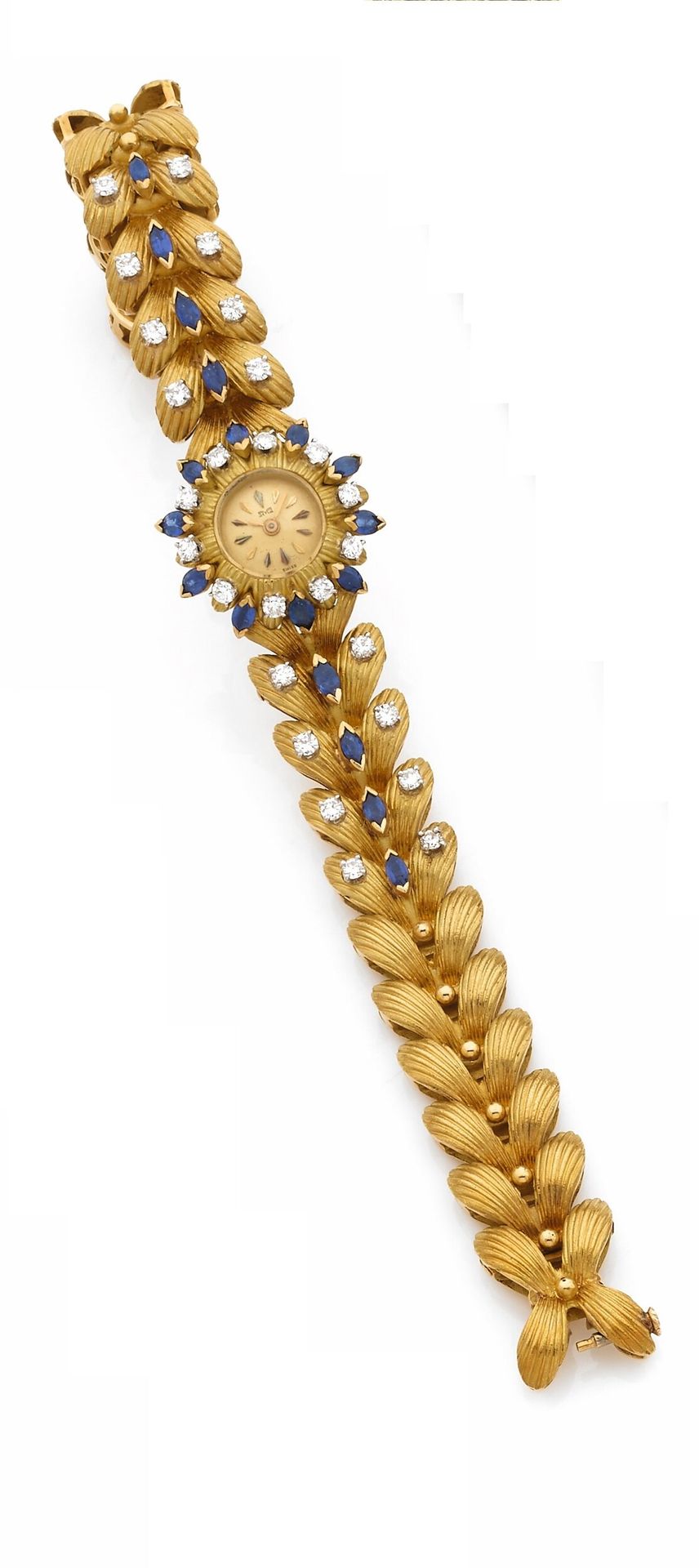 MRG-TRAVAIL SUISSE
ANNÉES 50
Montre bracelet de dame en or jaune 18K (750), diamants, saphirs.
Boîtier rond avec lunette sertie et bracelet intégré, à maillons ‘feuillage’ articulés, et piqués de petits diamants et saphirs.
Mouvement: mécanique.
Cadran, boîtier et mouvement signés. 
Numérotée 1135.
Diam. 20 mm, longueur: 17cm.
Poids brut: 54,75g