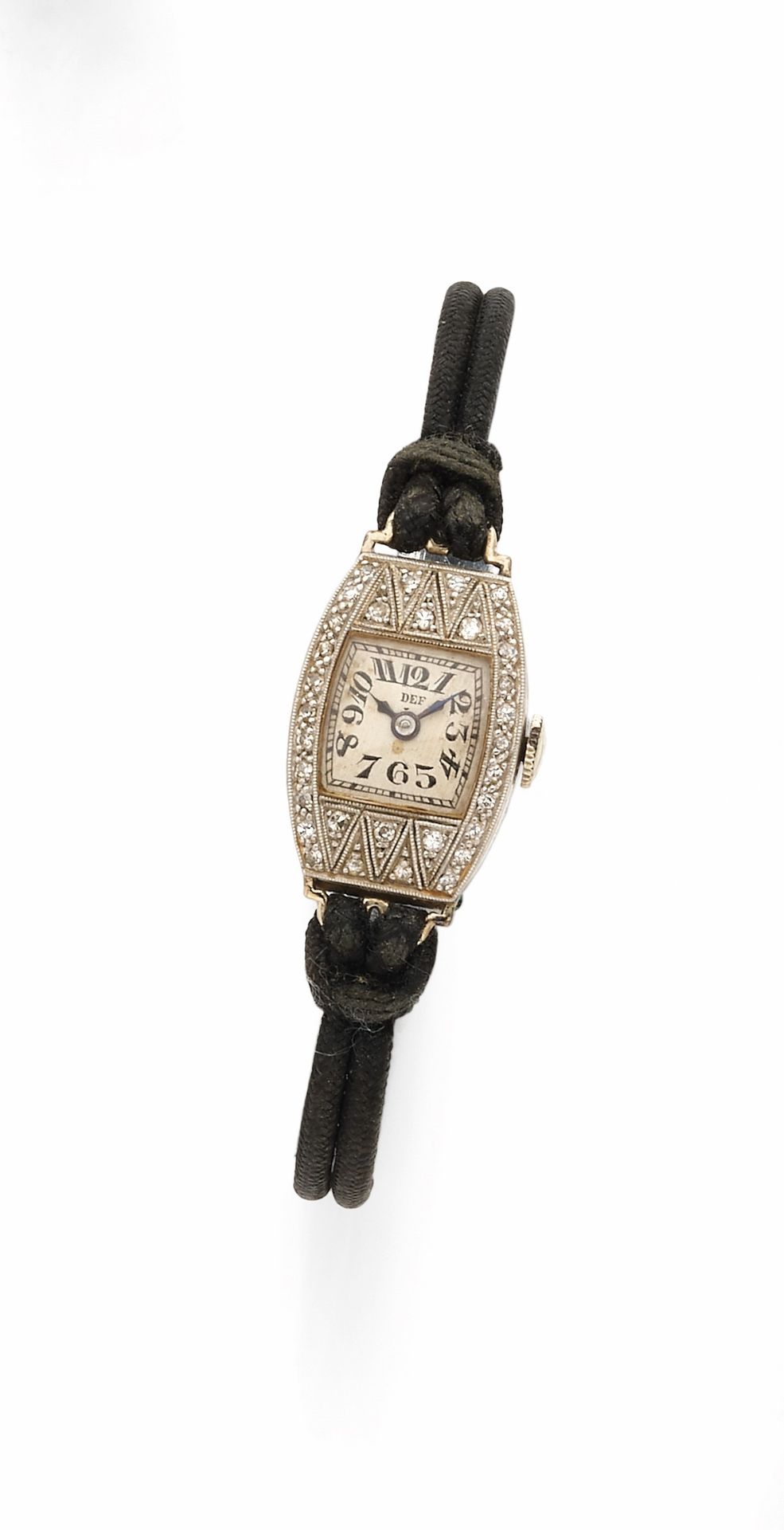 DEF
CIRAC 1910
Petite montre bracelet de dame en platine et en or jaune 18K (750) sur cordon, travail français.
Boîtier: tonneau en platine, à charnière et fines attaches, ciselé sur la carrure, intérieur du boîtier en or jaune, lunette sertie diamants (TA) dans un serti millegrain. 
Cadran: argenté, index chiffres arabes et minuterie chemin de fer extérieur peints.
Mouvement: mécanique, signé Glycine.
Bracelet: double cordon, boucle simple métal.
Cadran et mouvement signés. 
Numérotée 6970.
Diam. 20x14 mm 
Poids brut: 9,3g