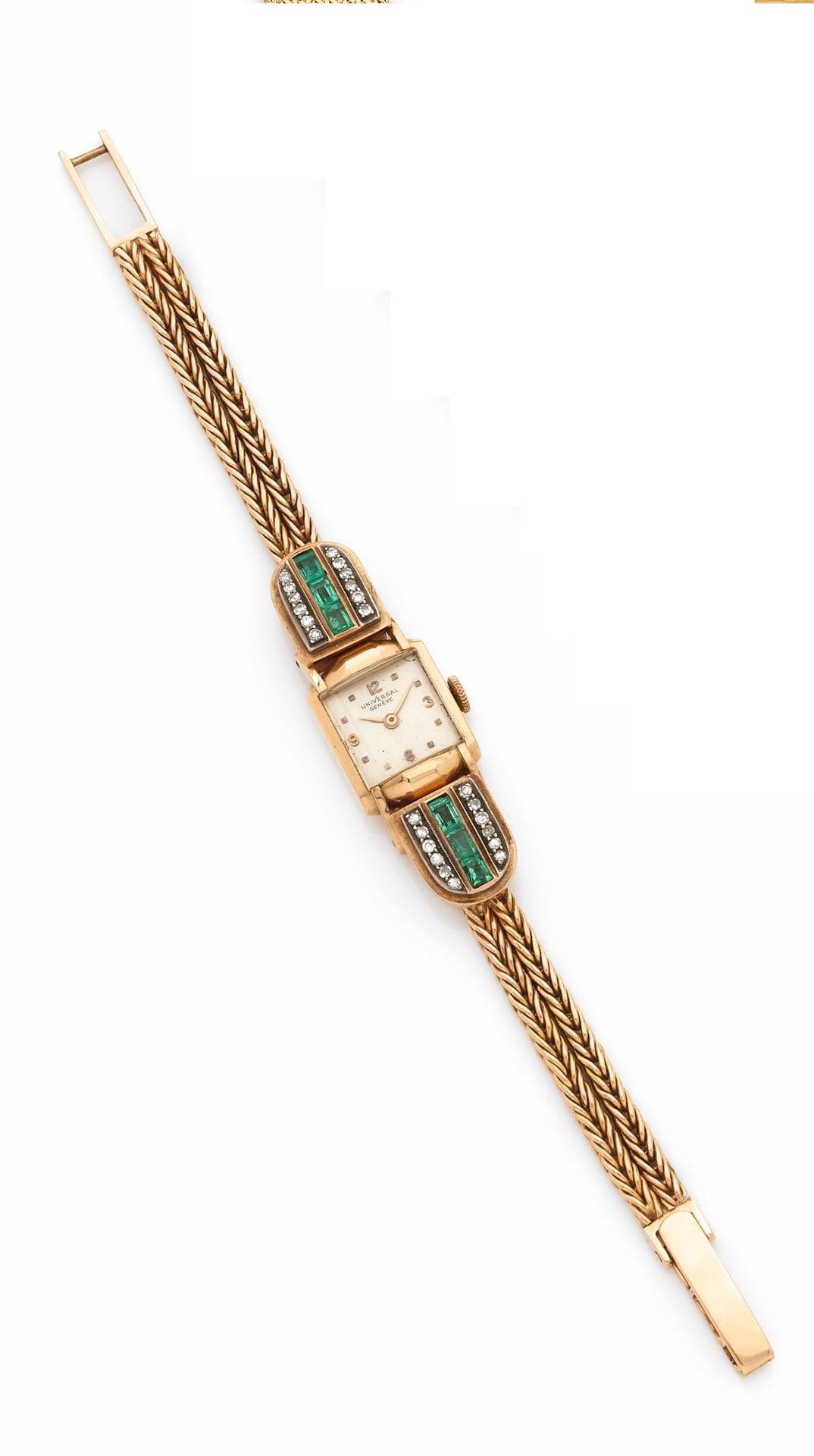 UNIVERSAL GENEVE
ANNÉES 40
Montre bracelet de dame en or rose 18K (750) diamants et émeraudes.
Boîtier: ovale, larges attaches amovibles serties d’une ligne de trois émeraudes calibrées entre deux lignes de petits diamants (TA).
Cadran: argenté, index appliqués.
Mouvement: mécanique, cal. 216.
Bracelet: double chaîne en or, boucle simple
Cadran, boîtier et mouvement signés. 
Numérotée 1355309- 172135.
Diam. 48 (avec attaches)x15 mm Longueur: 16cm. 
Poids brut: 42,4g