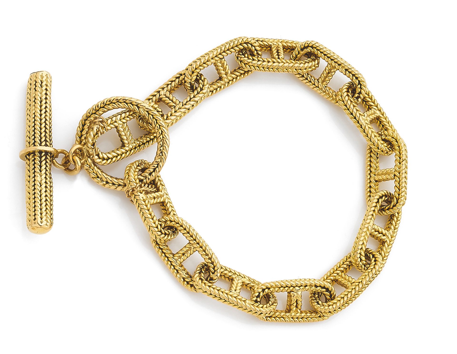 Bracelet en or 18K (750), articulé de maillons marines en chevrons. Longueur: 19cm environ. Poids: 43,1g
A gold bracelet