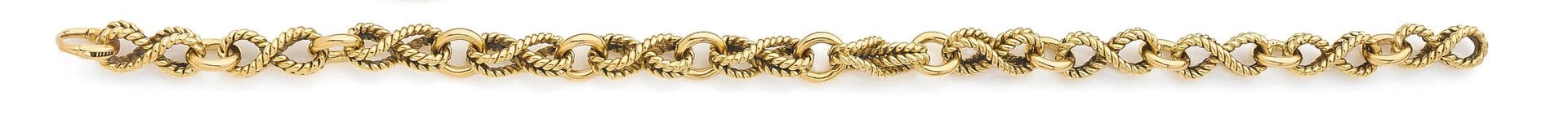 Bracelet articulé de maillons en cordelettes et anneaux d’or 18K (750). Longueur: 20cm environ. Poids: 28,6g
A gold bracelet