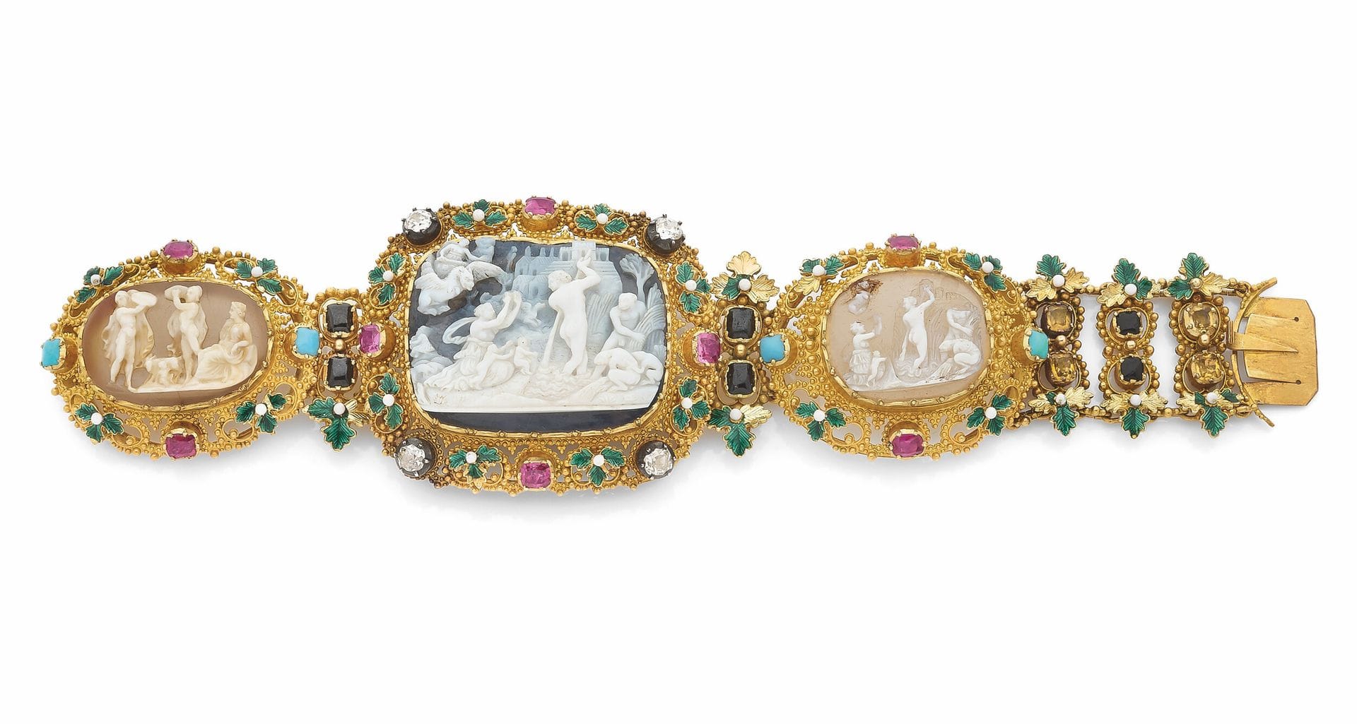 Bracelet en or 18K (750) et argent, articulé de 3 motifs composés chacun d’un camée sur agate, celui du centre représentant plusieurs personnages vêtus à l’Antique, des créatures fantastiques, situés devant une cité, celui de droite orné d’une représentation simplifiée du camée central tandis que celui de gauche est sculpté de personnages en costume antiques ; chacun des camées est serti dans une monture soulignée de feuilles émaillées scandées de diamants de taille ancienne et de rubis, ou bien de rubis et de turquoises cabochons ; agrémenté de barrettes serties d’onyx cabochons ou de citrines. Travail de la première moitié du XIXe siècle pour le bracelet et sans doute du XVIIe siècle pour les camées. Conservé dans son écrin à la forme en maroquin bleu nuit gravé aux petits fers, le couvercle portant le chiffre G.R surmonté d’une couronne de marquis. Longueur: 17,5cm environ. Dimensions du camée central: 3,5x2,5cm environ. Poids brut: 82,7g (manques, accidents, chocs)
An early 19th  century cameos bracelet

Le bracelet porte 3 camées dont le principal, au centre, nous raconte l’un des épisodes des Métamorphoses d’Ovide. Les principaux protagonistes de cette scène sont la Titanide Léto, effondrée, dans une position d’implorante, ses enfants Apollon et Artémis, un paysan indifférent tenant un brand bâton, des créatures mi hommes-mi grenouilles cueillant de l’osier, et dans le coin supérieur gauche peut-être la déesse Héra. La scène se déroule devant une cité, très certainement celle de Délos.
Léto fut l’une des maîtresses de Zeus. Lorsqu’elle était enceinte des jumeaux divins, elle fut poursuivie par Héra qui, jalouse, avait interdit à tous les lieux de la terre de l’accueillir pour mettre au monde ses enfants. Léto errait sans jamais pouvoir s’arrêter jusqu’à ce que la cité de Délos en Lycie consentit à l’accueillir. Elle y engendra Artémis et Apollon.
Sur le camée, nous voyons Léto implorant un paysan de lui laisser l’accès à l’eau pour se désaltérer. Le paysan refuse la supplique et Ovide nous raconte que lui et les autres paysans « des pieds, des mains, troublèrent l’eau de l’étang, du fond duquel, en le piétinant méchamment, ils firent ça et là monter à la surface la vase molle ». Léto, de colère, lève les mains vers le ciel et s’écrie « A jamais, puissiez-vous vivre dans votre étang ». Le souhait de la titanide s’accomplit, les hommes se transforment en grenouilles.