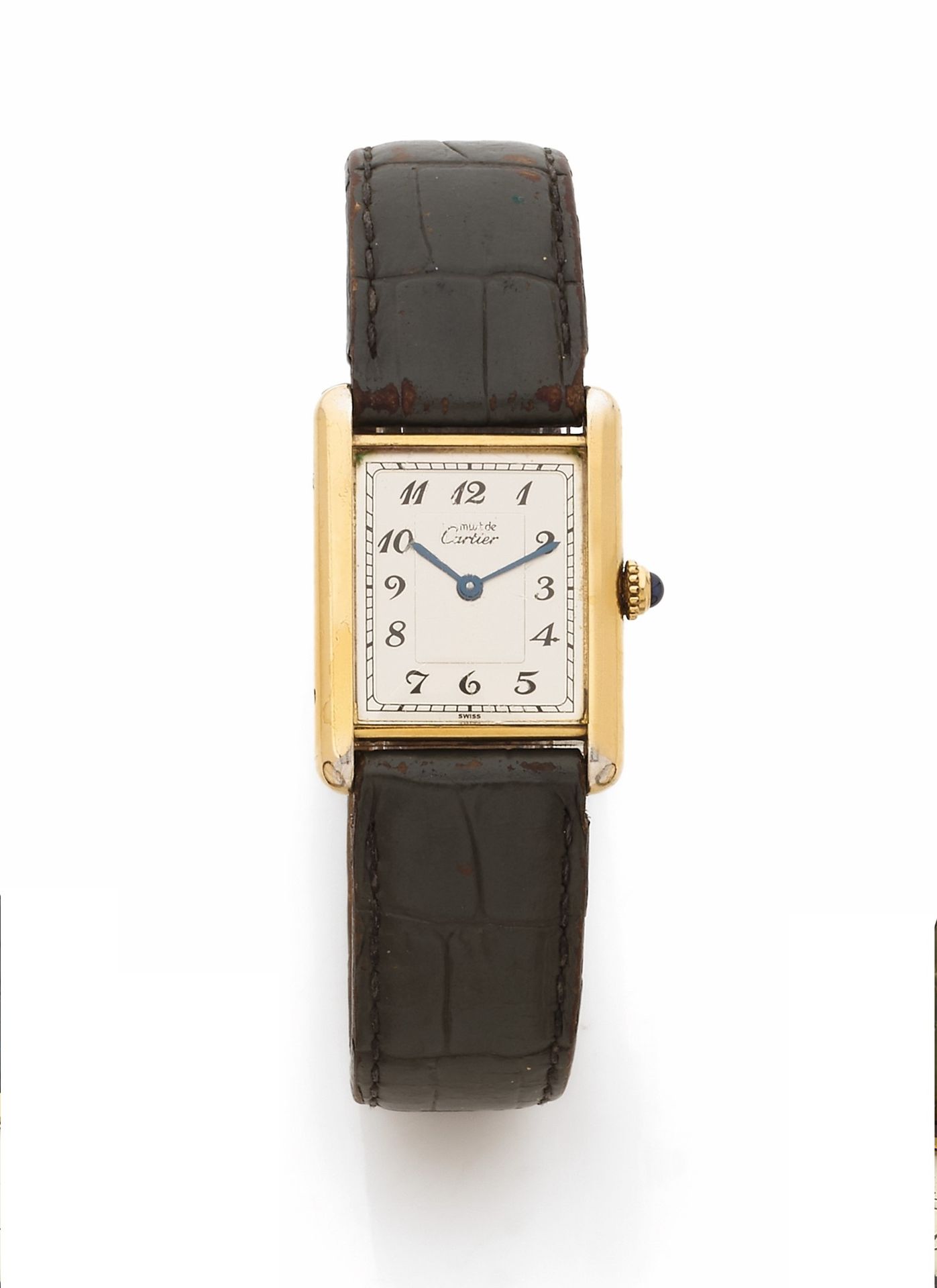 CARTIER 
MUST TANK LM. REF. 590005 
YEARS 80 
Bracelet watch in vermeil on leather.
Case: rectangular, 20-micron gold-plated silver, screw closure.
Dial: silvered, painted Breguet numeral hour markers, external railway minute track, blued steel sword hands.
Movement: quartz.
Strap: leather with Cartier gold-plated metal folding clasp.
Signed and numbered 81555. 
Size: 30x23 mm