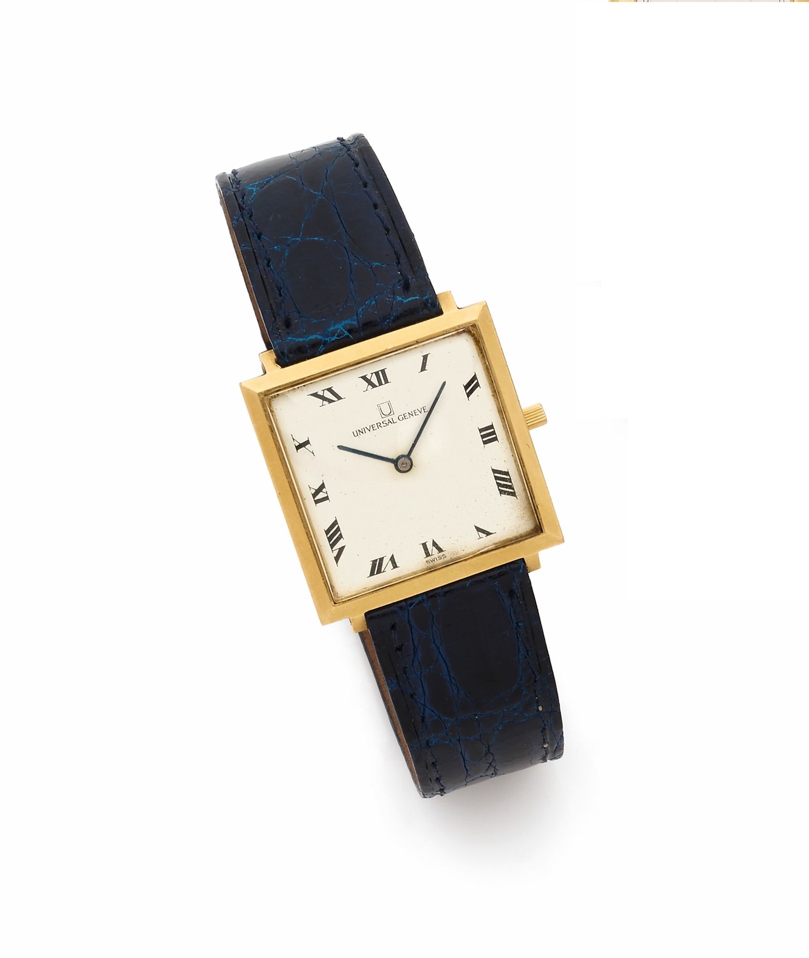 UNIVERSAL GENEVE
ANNÉES 50
Montre bracelet en or jaune 18K (750) sur cuir.
Boîtier: carré, fond à pression.
Cadran: blanc, index chiffres romains peints.
Mouvement: mécanique, cal. 42.
Bracelet: cuir avec boucle ardillon rapportée.
Cadran, boîtier et mouvement signés. 
Numérotée 2234299.
Diam. 27 mm
Poids brut: 27,6g