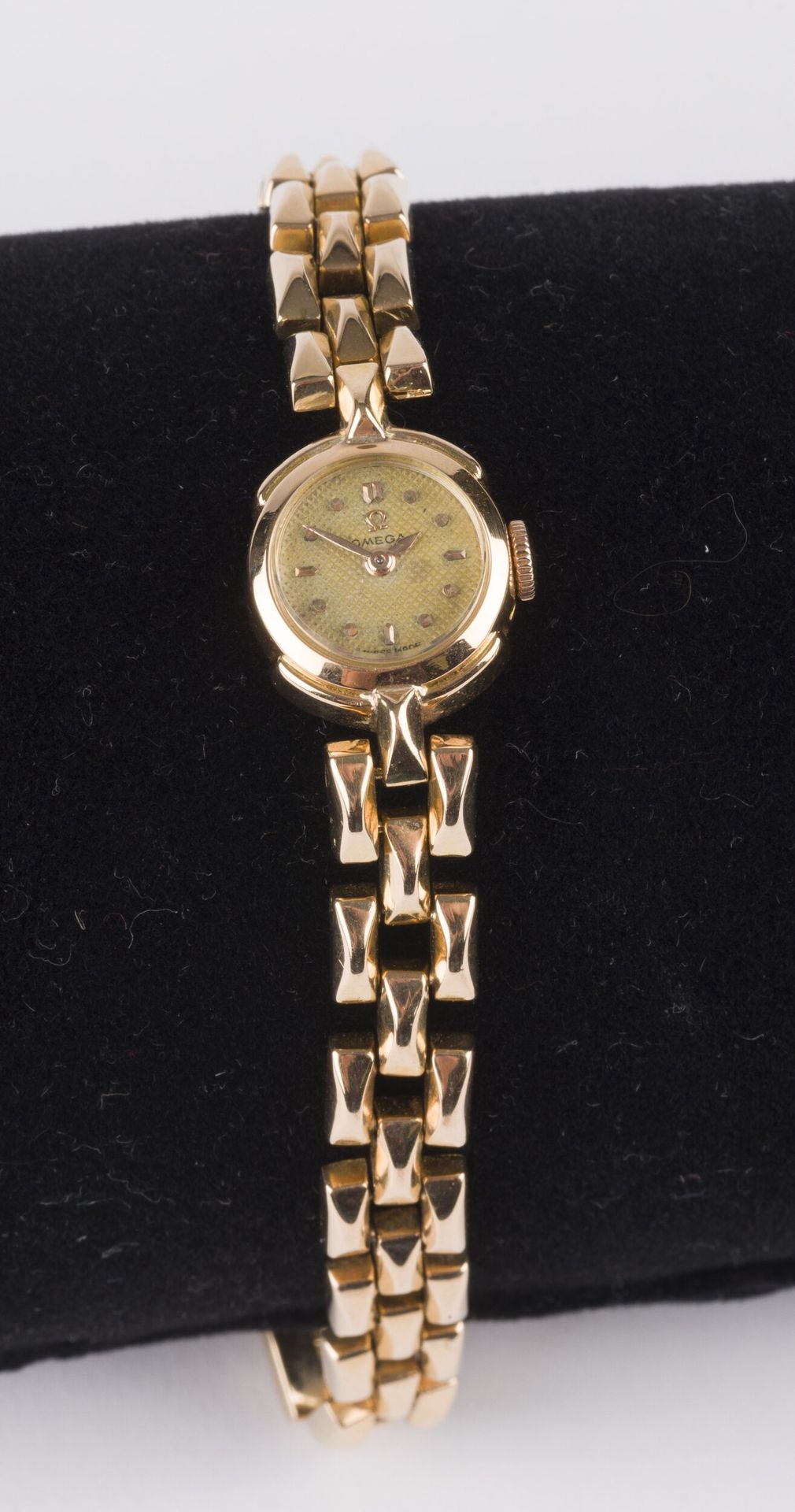 OMEGA
ANNÉES 40
Petite montre de dame en or jaune 18K (750).
Diam. 15 mm 
Poids brut: 25,28g