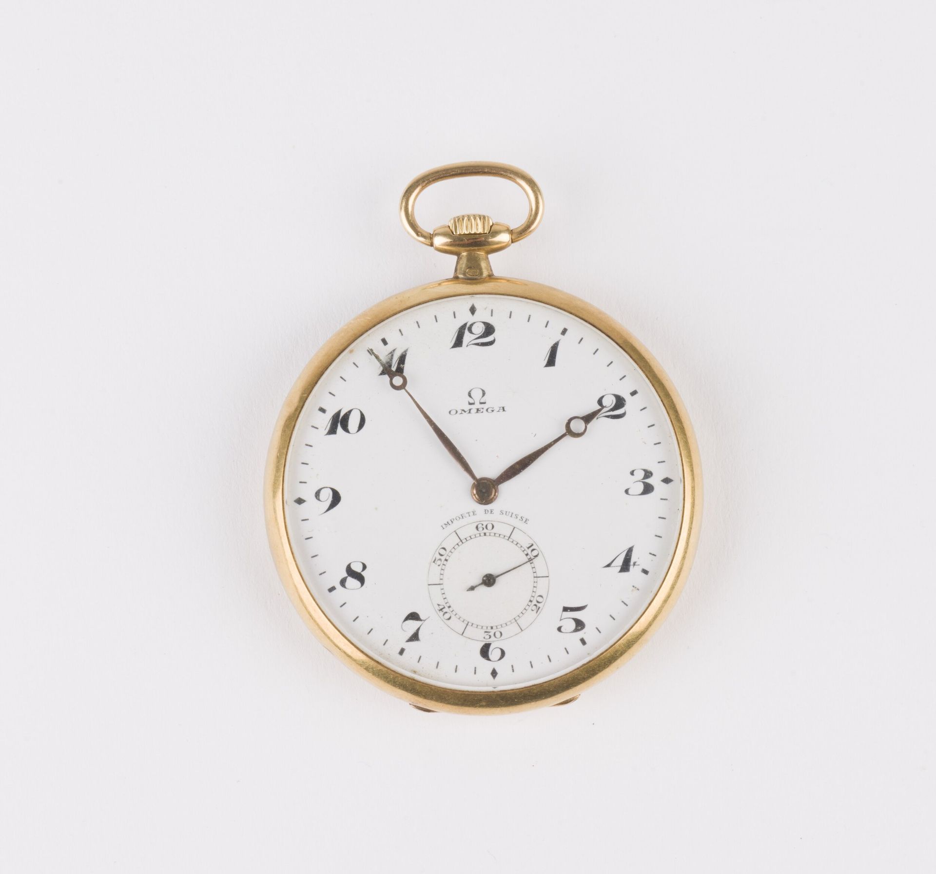 OMEGA
VERS 1931
Montre de poche en or jaune 18K (750).
Boîtier: forme bassine, revers lisse, cuvette métal.
Cadran: émail blanc, index chiffres ‘Breguet’ peints, minuterie, aiguilles ‘pomme’ dorées, cadran auxiliaire pour la petite seconde à 6h.
Mouvement: argenté, fausses cotes, échappement à ancre, remontage au pendant, N°7’298’136.
Cadran, boîtier et mouvement signés.
Numérotée 7589094.
Diam. 46 mm
Poids brut: 58,44g (sans cuvette métal).
