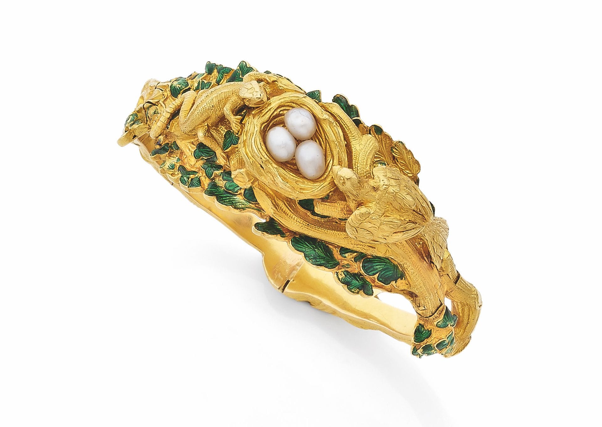 JEAN-VALENTIN MOREL ET HENRI DUPONCHEL (attribué à)
Bracelet «L’oiseau défendant son nid» en or 18K (750) dessinant une branche de chêne envahie de lierre articulée en 5 parties, sommé d’un nid contenant 3 oeufs en perles défendu d’un côté par la mère et convoité de l’autre par un lézard, les feuilles de lierre soulignées d’émail vert. Non signé. Travail du milieu du XIXe siècle. Longueur: 17cm environ. Poids brut: 46,4g (manques à l’émail, manque une vis, accident léger près d’une charnière. Cliquet sans doute modifié, d’où l’absence de poinçon de maître)
A mid 19th  century Valentin Morel and Henry Duponchel bracelet

 Un exemplaire identique daté de 1845, non émaillé, est conservé au Musée du Louvre, au département des Objets d’art. Anne Dion-Tenenbaum, La collection du musée du Louvre, Orfèvrerie français du XIXe siècle, Paris 2011, p. 148