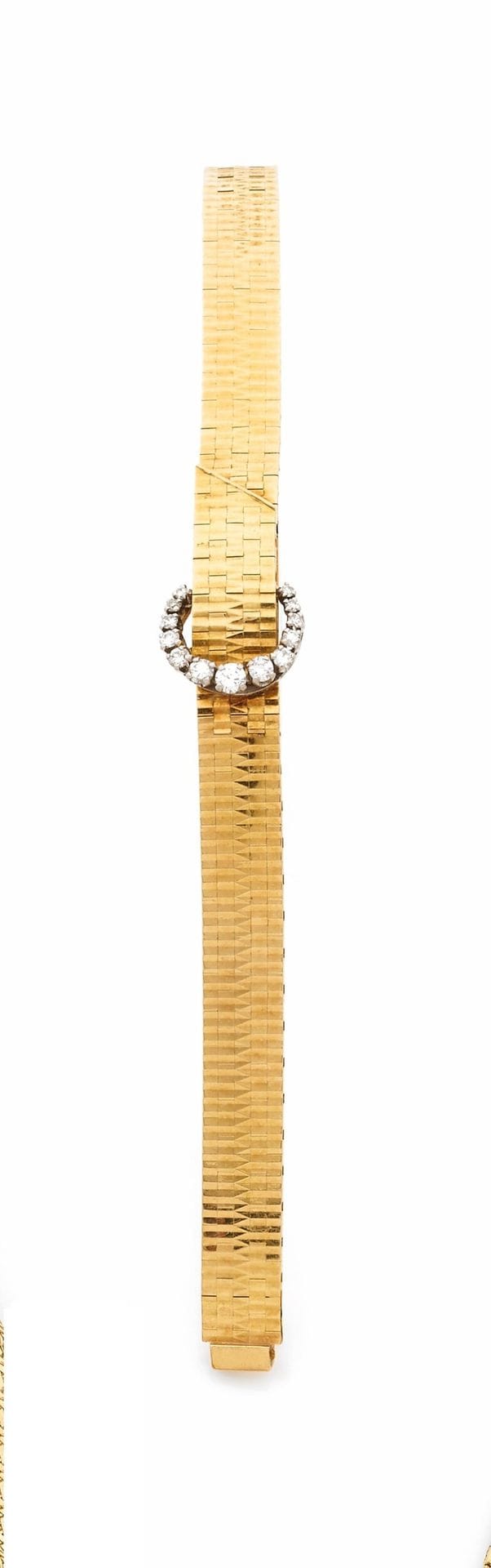 BLANCPAIN POUR MAUBOUSSIN 
ANNÉES 50
Montre bracelet cachette en or jaune 18K (750), platine et diamants. Travail français.
Boîtier: rectangulaire, remontoir au dos, gravé: «Mauboussin-Paris». Capot en or jaune «boucle de ceinture» sertie de diamants sur platine en forme de croissant.
Cadran: argenté, signé Universal Genève (repeint).
Mouvement: mécanique, duoplan, cal. R59, signé Blancpain Rayville S.A. N° 591’571.
Bracelet: intégré en or jaune texturé, boucle simple.
Numérotée 240-220 4 992.
Dim. 20x8 mm
Poids brut: 38,2g
(À réviser).