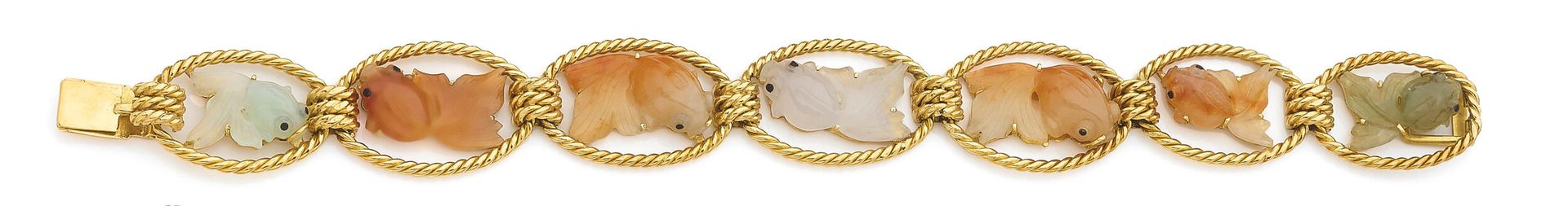 Bracelet en or torsadé 18K (750), articulé de maillons ovales, chacun agrémenté d’un poisson en pierre verte, incolore ou orangée. Longueur: 17,5cm environ. Poids brut: 33,6g (accidents)
A gold and quartz bracelet