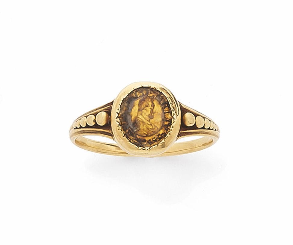 Bague en or 18K (750), ornée du portrait du roi Henri IV de profil couronné d’une inscription le mentionnant. Travail du début du XIXe siècle. Tour de doigt: 57. Poids brut: 2,6g (altérations) 
An early 19th  century Henri IV ring

 Henri IV, premier Bourbon à devenir roi, a été particulièrement vénéré durant la Restauration (1814-1815). Il n’est donc pas étonnant de le retrouver sur des bijoux dès la Révolution française et plus tard. Cette représentation est attestée sur d’autres bagues et proviendrait d’un modèle réalisé par le célèbre glypticien écossais James Tassie (1735-1799) conservé au Bristish Museum. Anna Beatriz Chadour, Rings, The Alice and Louis Koch Collection, Leeds, 1994, p. 473