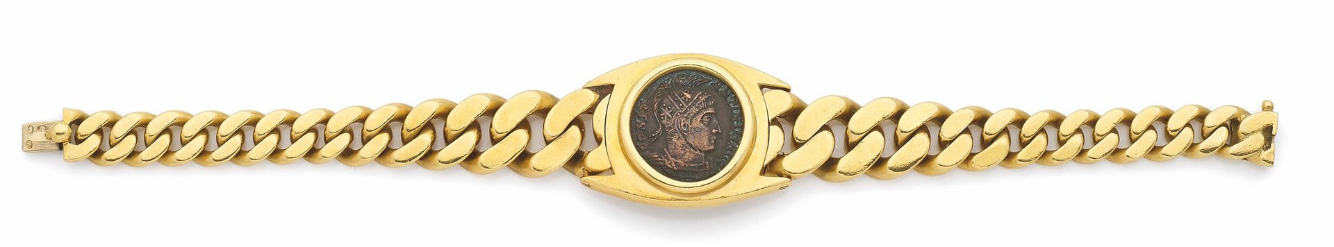 BVLGARI
Bracelet «Monete» en or 18K (750), maillons gourmettes, orné d’une monnaie à l’effigie de l’empereur Constantin, gravé au revers «Roman Empire Constantinus 306-337 AD». Signé. Longueur: 17,8cm environ. Poids brut: 63,7g (accidents, réparations)
A Bulgari Monete bracelet