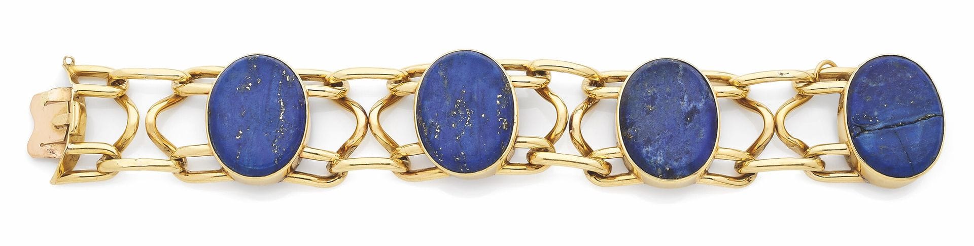 Bracelet en or 18K (750), orné de 4 ovales de lapis-lazuli, les maillons en boucles d’or enchevêtrées. Longueur: 19cm environ. Poids brut: 57,9g (accident)
A lapis-lazuli bracelet