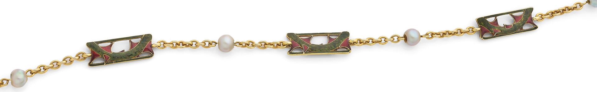 LALIQUE
Collier en or 18K (750), agrémenté de 3 motifs émaillés représentant des rameaux de rosiers, scandés de perles baroques. Signé. Travail français des années 1900. Longueur: 41,5cm environ. Poids brut: 23,9g (transformation)
A Lalique necklace (transformation)