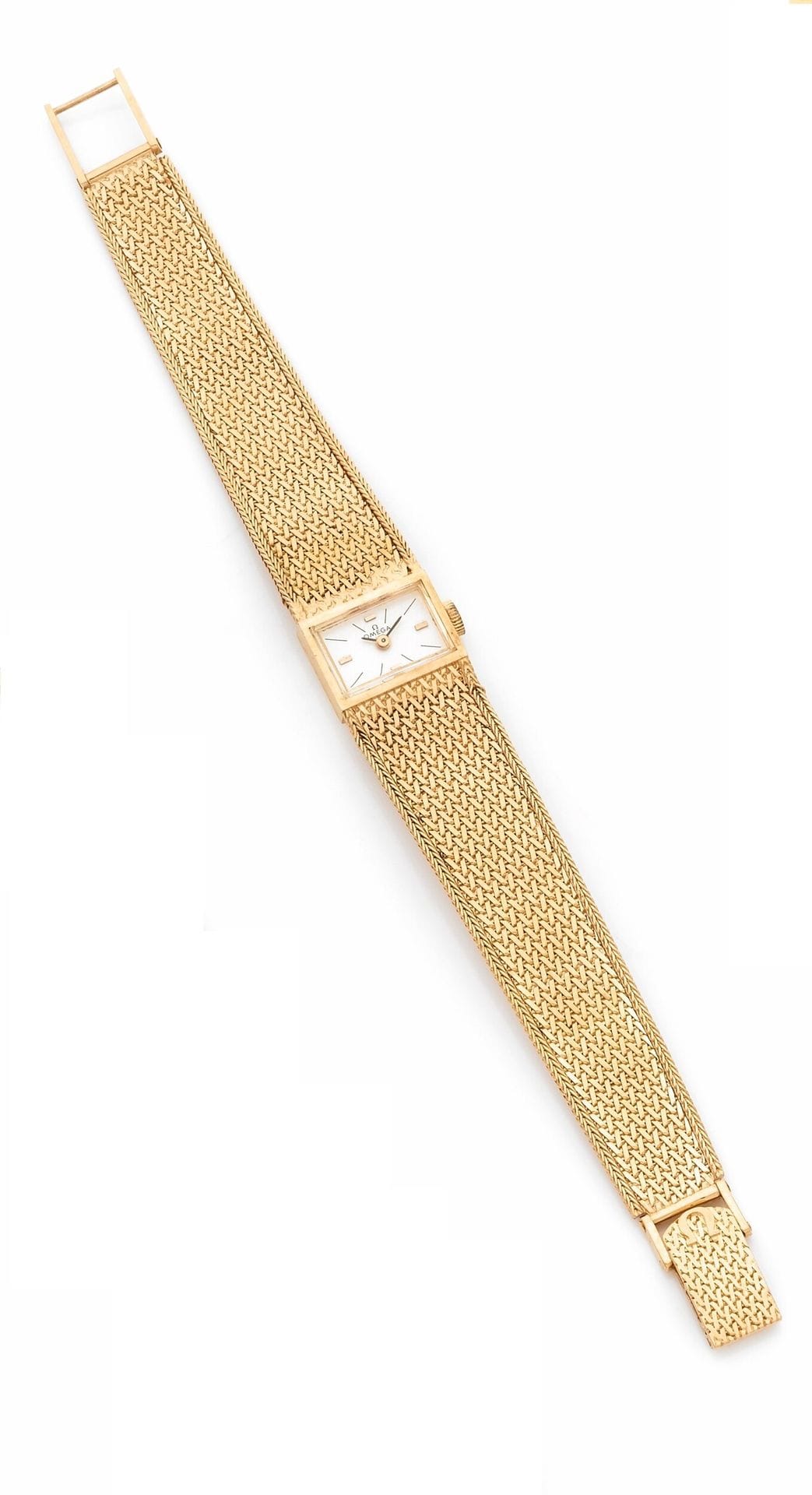 OMEGA
VERS 1967
Montre bracelet de dame en or rose 18K (750).
Boîtier: cruciforme, poinçon français.
Cadran: argenté, index appliqué aux quarts, mention ‘Fab Suisse’.
Mouvement: mécanique, cal. 484, N° 25’545’207.
Bracelet: intégré or rose tressé (déformations), boucle simple siglée Omega.  
Cadran, boîtier et mouvement signés. 
Numérotée 
Diam. 15 mm
Poids brut: 27,5g