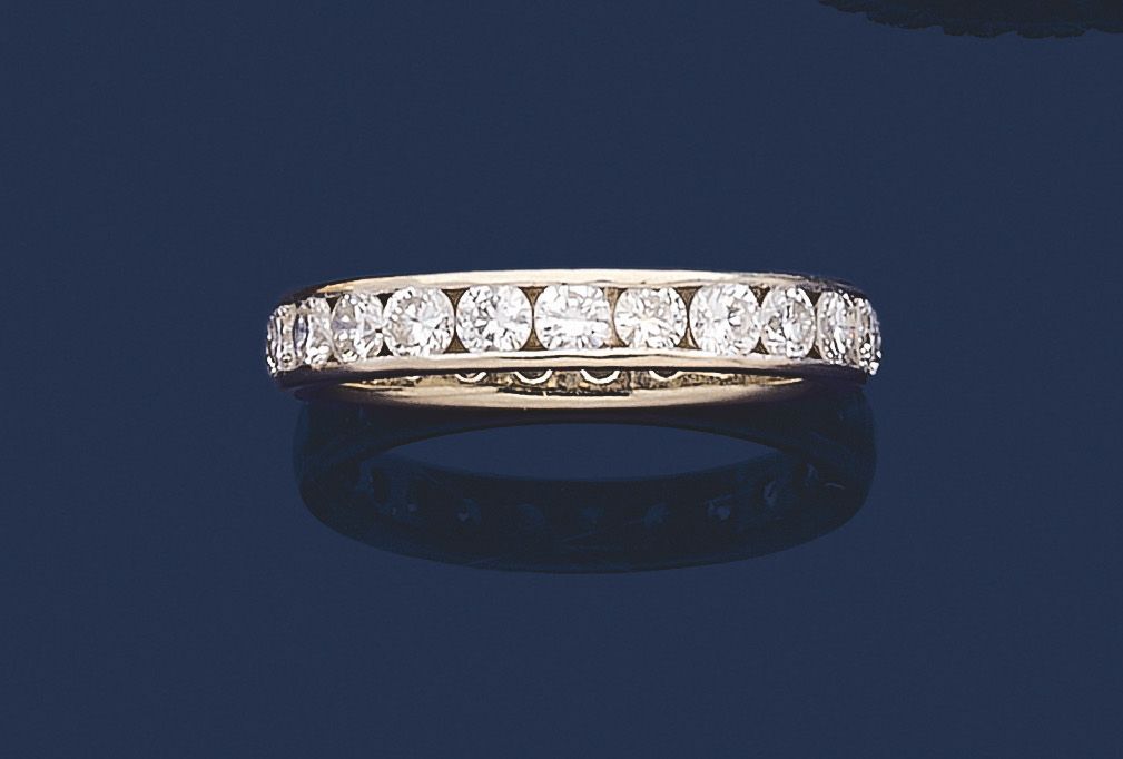 Wedding band in 18K (750) white gold, entirely set with round brilliant-cut diamonds. Finger size: 56. Gross weight: 3.1g
A diamond eternity ring