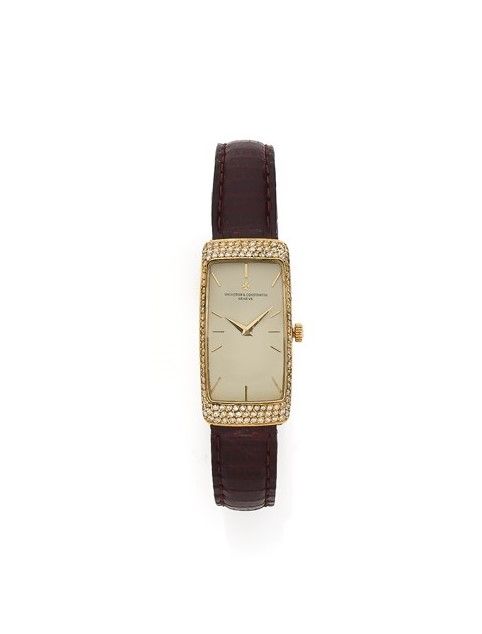 VACHERON CONSTANTIN
Montre bracelet de dame en or jaune 18K (750) et diamants sur cuir.
Boîtier: rectangulaire curvex, rehaussé de trois lignes de diamants taille brillant, en haut et en bas et d’une ligne de chaque coté.
Cadran: crème, index bâton et Croix de Malte appliqués, aiguilles dauphine.
Mouvement: mécanique, cal. 1052, décoration fausses cotes, 22 rubis. 
Bracelet: cuir avec boucle ardillon rapportée.
Cadran, boîtier et mouvement signés. 
Numérotée 533415. 
Diam. 33x16 mm
Poids brut: 21,84g