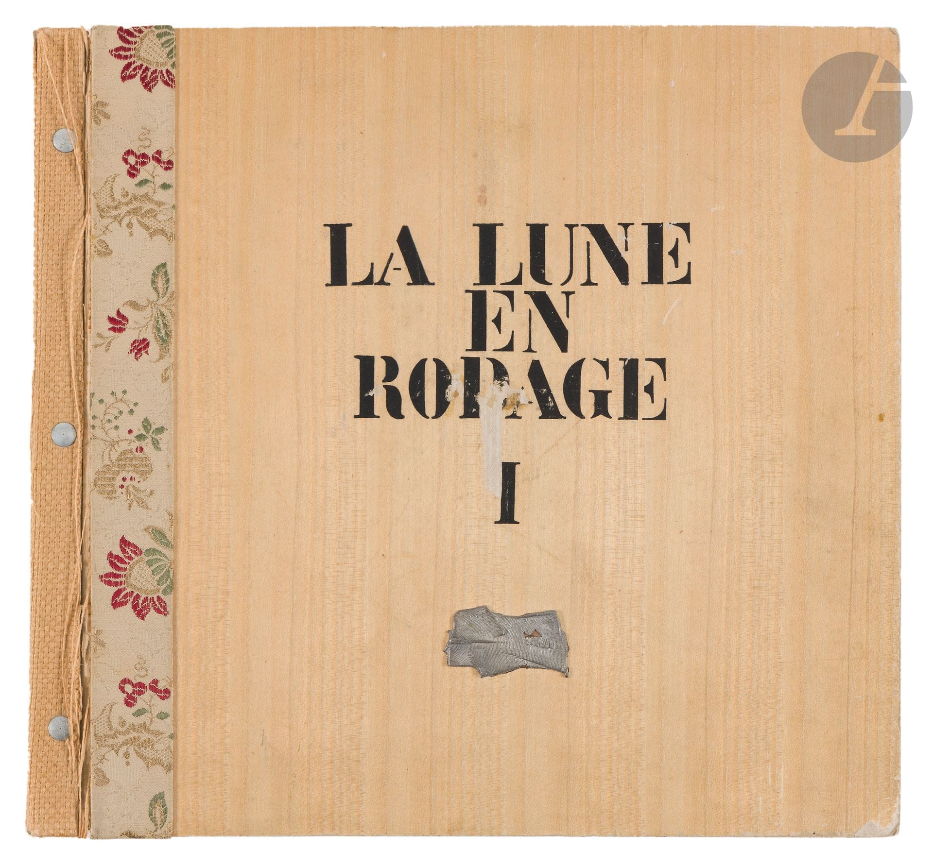 [COLLECTIVE]. La Lune en rodage I. 
Basel: Panderma, [1960]. 
In-4, 32.3 x 34.5 cm. Bound in Japanese style with wood-style boards, decorated on the first board with a vertical band of brocaded silk on the edge of the spine and in the center with the title in black surmounting a metallic composition in relief by Giò POMODORO, woven cloth spine overhanging slightly on the second board (publisher's binding). 

Remarkable and very rare collective publication printed in 215 copies, featuring 63 (of 64) graphic and literary works, most of them original and signed, making it one of the most ambitious contemporary art publications of the 20th century. They are mounted on paper in a variety of colors.
Signed works and texts include those by Raymond HAINS, Piero MANZONI, Victor VASARELY, Lucio FONTANA, Jean ARP, ARMAN, Eugène IONESCO, Marcel BÉALU, Lucien CLERGUE, Pierre-André BENOÎT, Enrico BAJ, Camille BRYEN and others. Lucio Fontana's signed work is unique and therefore different in each copy, as are those by Raymond Hains and Hundertwasser.

The first cover of the binding features a relief composition by Gió POMODORO, different on each copy.
According to the list printed at the head, Sonderborg's work is missing, but it seems never to have been bound in the copy.
Two further volumes were published in 1965 and 1977.

The publication brochure is enclosed.
Spine cloth frayed at the hinges, rubbing at the center of the first cover with damage to the title, corners dulled.