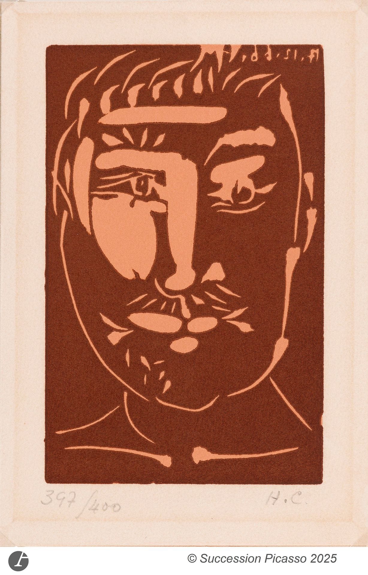 Pablo PICASSO (1881-1973)
Tête d’homme moustachu. 17 décembre 1966. 
Linogravure. 17,2 x 10,7 cm. Bloch 1853 ; Baer 1851 B b. Impression en deux tons. Belle épreuve du tirage en carte de vœux pour Madoura pour 1968, sur vélin remplié avec texte imprimé à l’intérieur, avec envoi de S. Ramié au stylo-bille, numérotée et annotée «H.C.» au crayon. Oxydation à l’ouverture du passe-partout. Bande de papier gommé sur le pourtour et petite épidermure en tête du dernier plat. Tirage à 400 épreuves. 

Exposition :
De Clergue à Picasso, musée Réattu, Arles, 4 octobre 2014 – 4 janvier 2015.