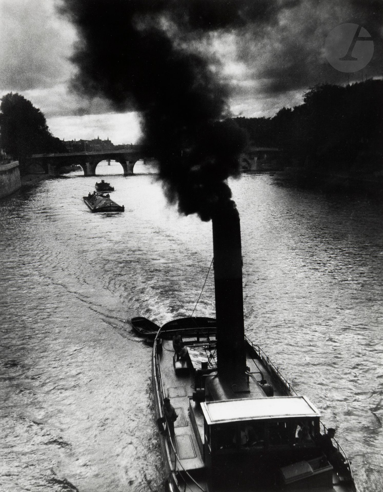 Izis (Israëlis Bidermanas, dit) (1911-1980)
La Seine à Paris, 1946. 
Épreuve argentique (tirée par Izis en 1975), signée et numérotée à 30 exemplaires à l'encre dans la marge en bas. Tampon " Photo Izis Bidermanas ", titre, date et annotations au crayon au verso. 
Image : 32,7 x 27 cm - Feuille : 40 x 30 cm - cadre