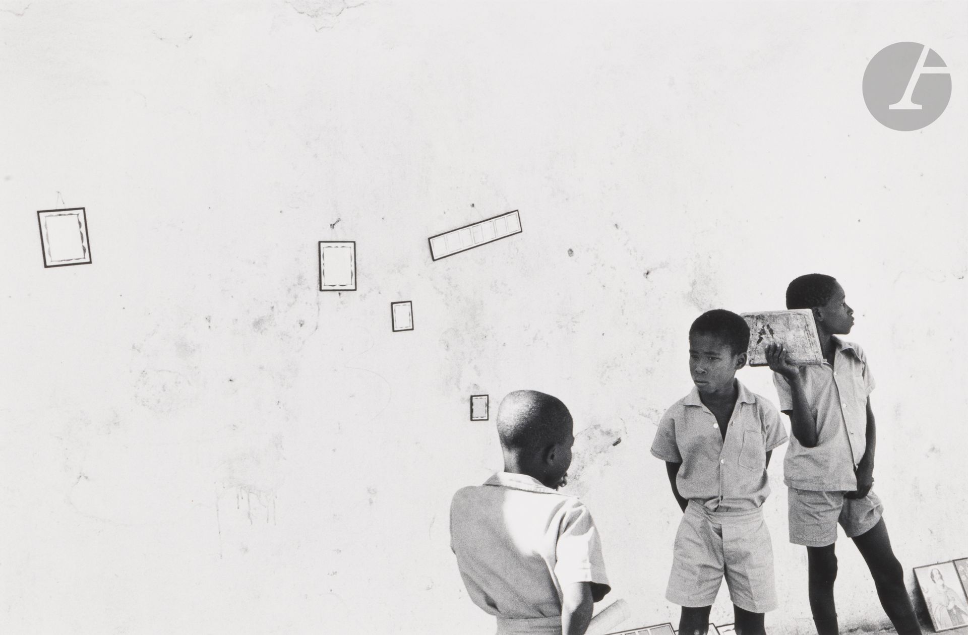 Burk Uzzle (1938)
Garçons. Port-au-Prince, Haïti, 1974.
Épreuve argentique  (c. 1980), signée au crayon au verso. 
Image : 16,5 x 25 cm - Feuille : 28 x 35,5 cm