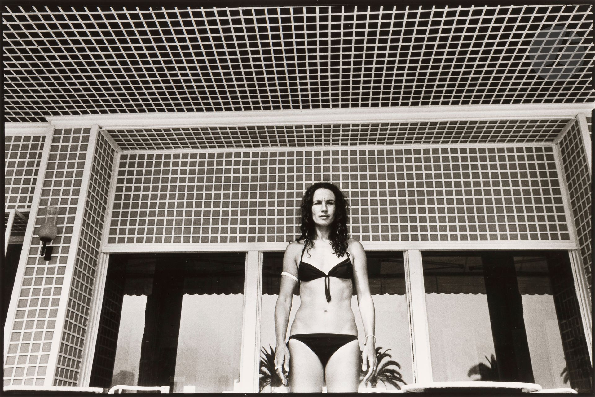 Mary Ellen Mark (1940-2015) & Ralph Gibson (1939)
Mary Ellen Mark et Ralph Gibson au bord d'une piscine, c. 1975.
Trois (3) épreuves argentiques d'époque. Tampon " Mary Ellen Mark " aux versos. 
Images : 20 x 30,5 cm - Feuilles : 27,5 x 35,5 cm