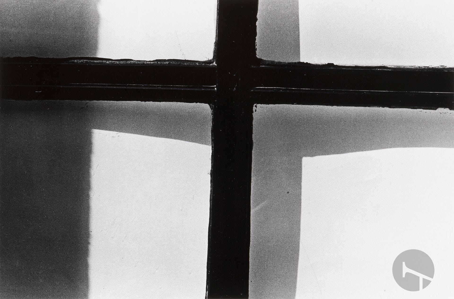 Ralph Gibson (1939) 
Tribute to Malevitch, de la série Quadrants, 1975. 
Épreuve argentique (c. 1990), signée et datée au crayon au verso. 
Image : 20,8 x 31,7 cm - Feuille : 27,8 x 35,5 cm 

Bibliographie : 
- Ralph Gibson, Tropism, New York, Aperture, 1987, p. 67. 
- Ralph Gibson, Light Years, Zurich, Edition Stemmle, 1996, p. 106.