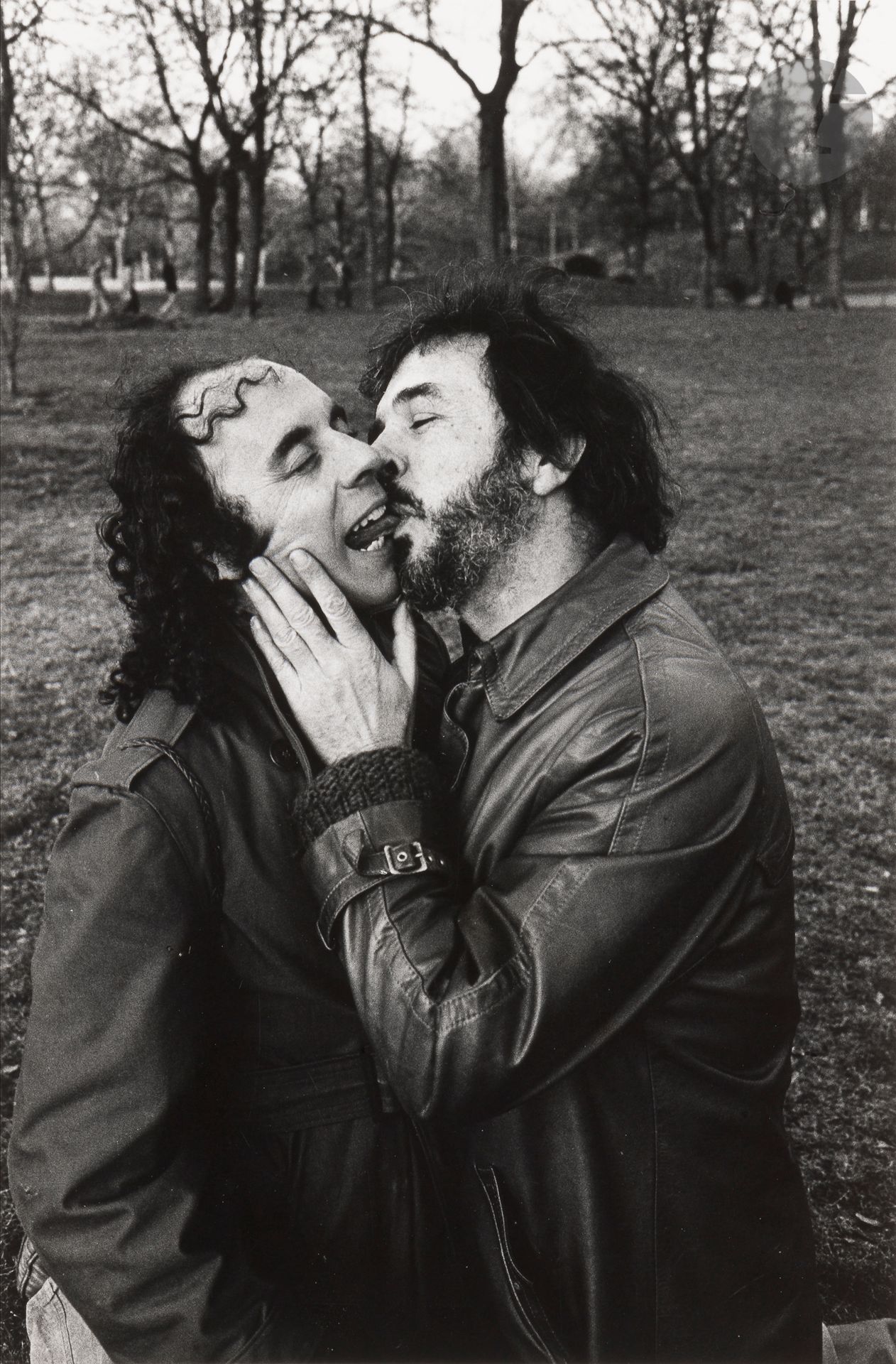 Mary Ellen Mark (1940-2015)
A Kiss [Ralph Gibson et Jean-Claude Carrière]. New York, c. 1975.
Épreuve argentique d'époque, titrée et dédicacée " A Kiss - For Lucien - From Mary Ellen " à l'encre dans la marge en bas. Annotations de Lucien Clergue au crayon au verso.
Image : 32 x 21,3 cm - Feuille : 35,5 x 27,5 cm