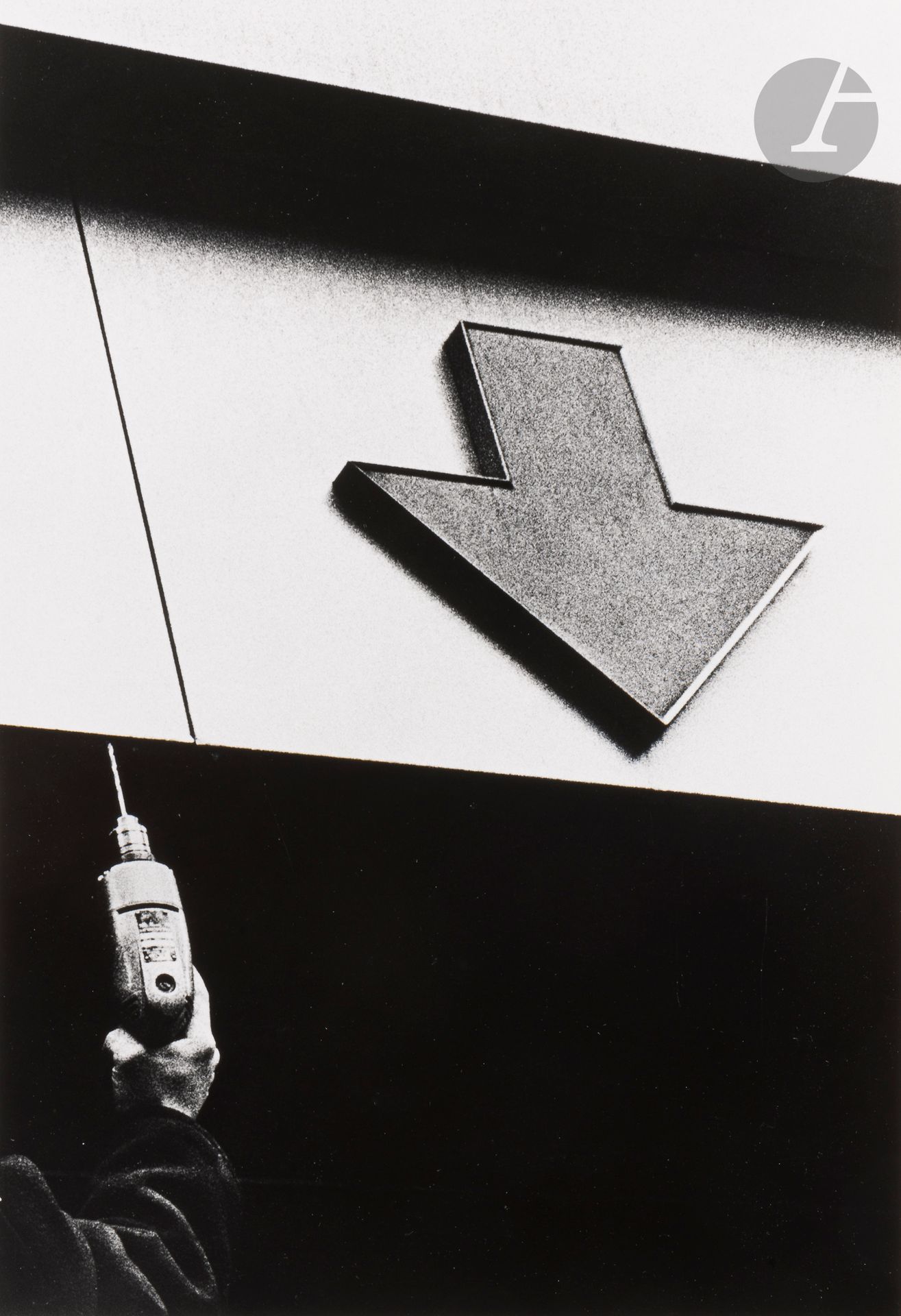 Ralph Gibson (1939) 
Sans titre, de la série New York, 1968.
Épreuve argentique (c. 1980), signée et datée au crayon au verso. 
Image : 32 x 22 cm - Feuille : 35,5 x 27,8 cm 

Bibliographie : 
- Ralph Gibson, Tropism, New York, Aperture, 1987, p. 36.
- Ralph Gibson, Light Years, Zurich, Edition Stemmle, 1996, p. 32. 
- Ralph Gibson, Courant continu. 40 ans de foi..., Paris, Marval, 1999, p. 28.