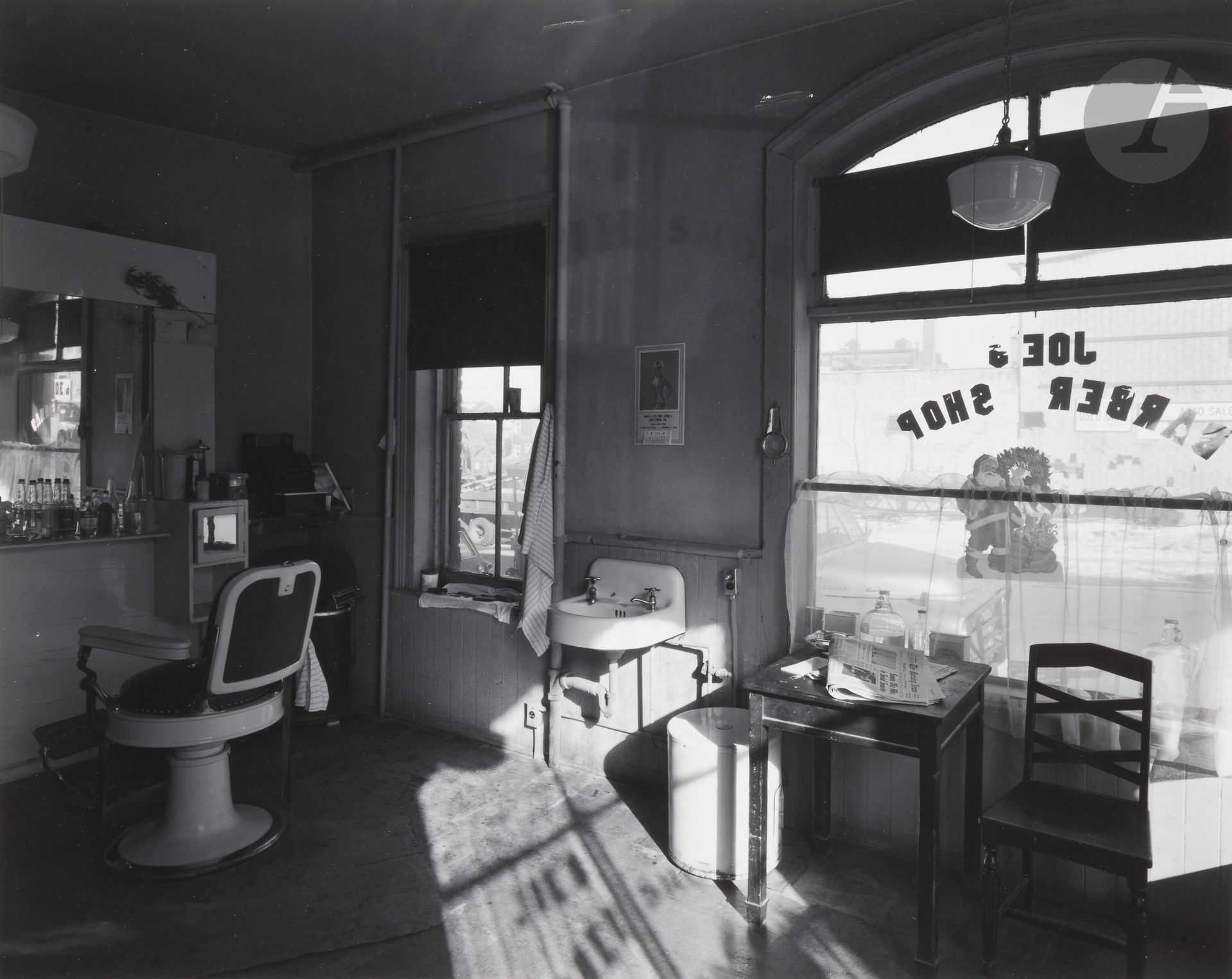 George Tice (1938-2025)
Joe's Barber Shop. Paterson, New Jersey, 1970.
Silver print (c. 1970), signed, titled and dated in pencil on verso with the stamp "George A. Tice". 
Image: 19.5 x 24.5 cm - Sheet: 28 x 35.5 cm