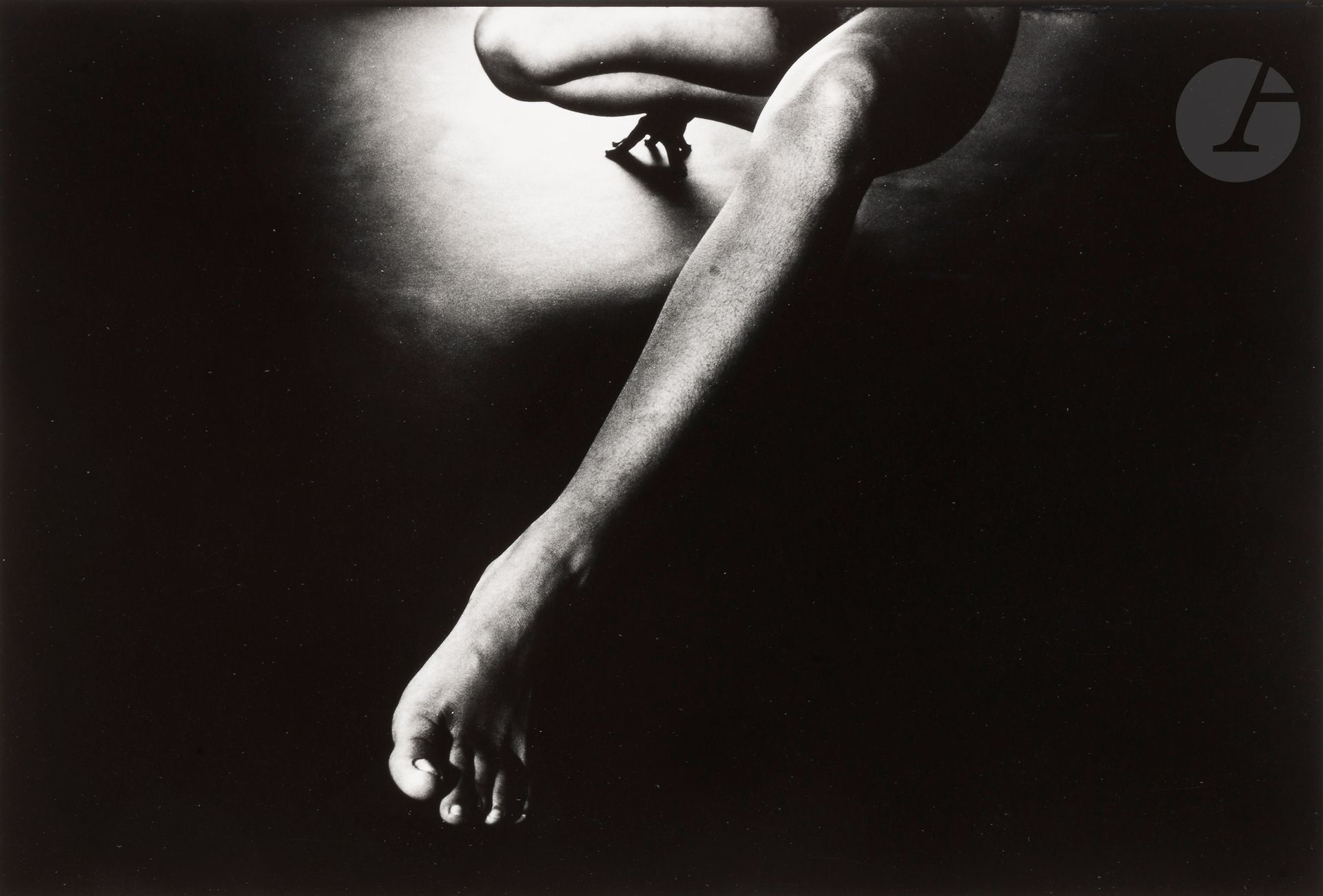 Michel Brodsky (1913-1997)
Sans titre [Jambes], 1975.
Épreuve argentique d'époque sur papier Agfa, signée, datée et numérotée à 10 exemplaires à l'encre au verso avec le tampon du photographe.
Image : 15,5 x 22,7 cm - Feuille : 27,8 x 35,5 cm