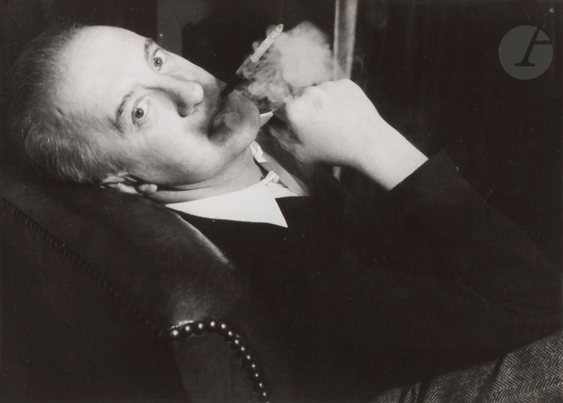 Raynor Dorka (1905-1995)
Paul Éluard, 1948. 
Épreuve argentique d'époque. Tampon " Copyright by - Dorka - Paris " et date au crayon au verso. 
23,5 x 17 cm