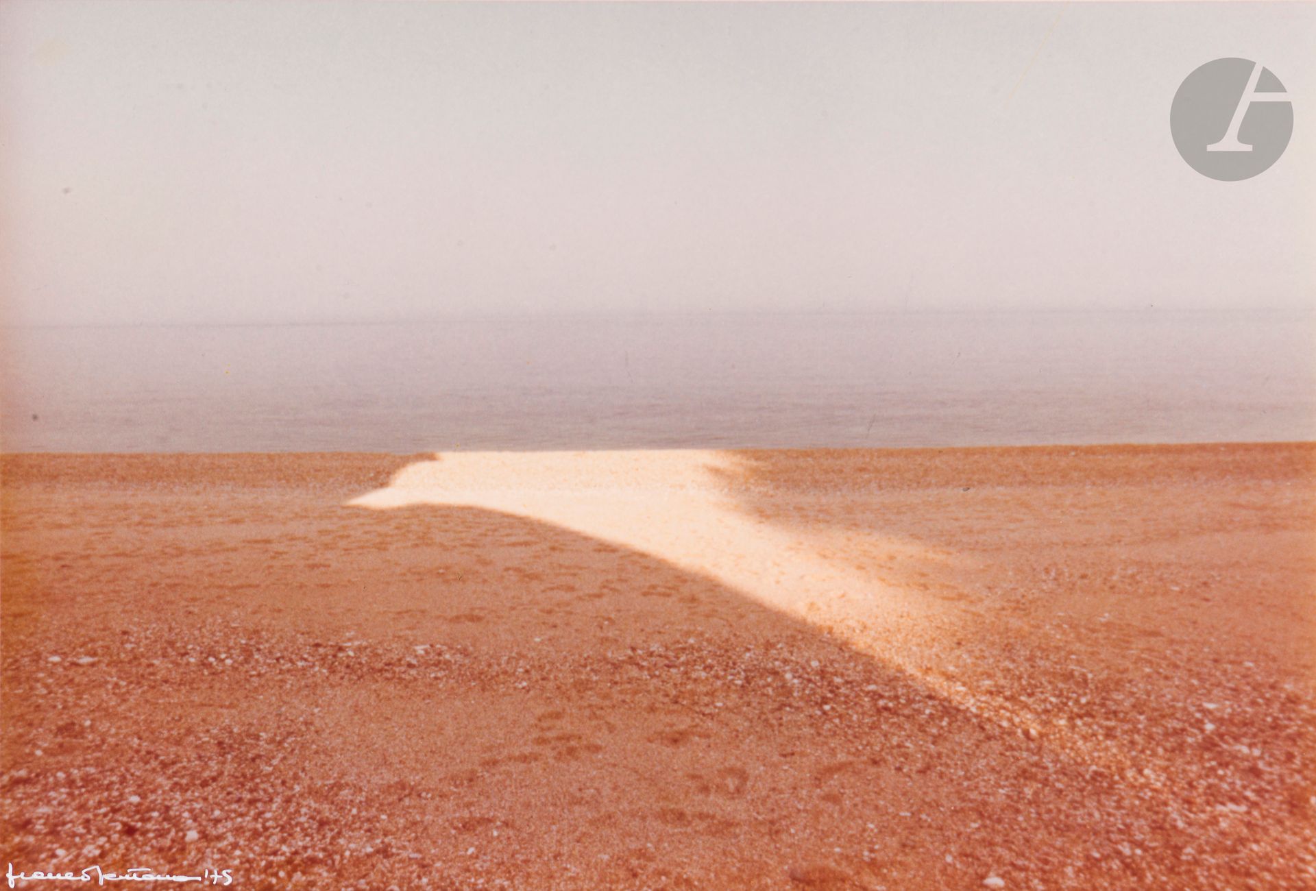 Franco Fontana (1933)
Baia delle Zagare, 1975.
Épreuve chromogénique d'époque sur papier Kodak, montée par le haut sur carton, signée et datée en blanc en bas à gauche, signée, datée et dédicacée à Yolande Clergue à l'encre sur le montage en bas, signée et datée à l'encre au verso avec l'étiquette du photographe. 
20 x 29,5 cm