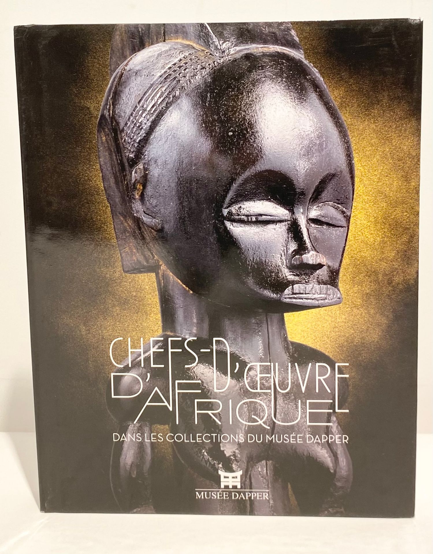FALGAYRETTES-LEVEAU Christiane, BOYER Alain-Michel, COLLEYN Jean-Paul, OWUSU-SARPONG Christiane, Van CUSTEM-VANDERSTRAETE Anne, WARNIER Jean-Pierre, Chefs d oeuvres d Afrique dans les collections du Musée Dapper, Edition Dapper, 2015.
