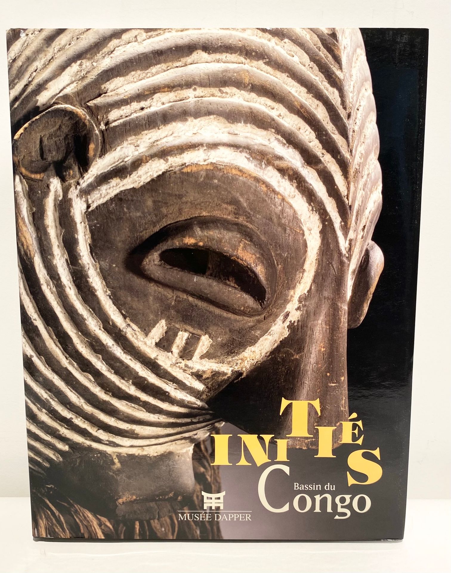 FALGAYRETTES-LEVEAU Christiane, BOUTTIAUX Anne-Marie, BAEKE Viviane, VOLPER Julien, VAN CUSTEM-VANDERSTRAETE Anne, HOUSEMAN Michael, Initiés: bassins du Congo, Musée Dapper, 2013.