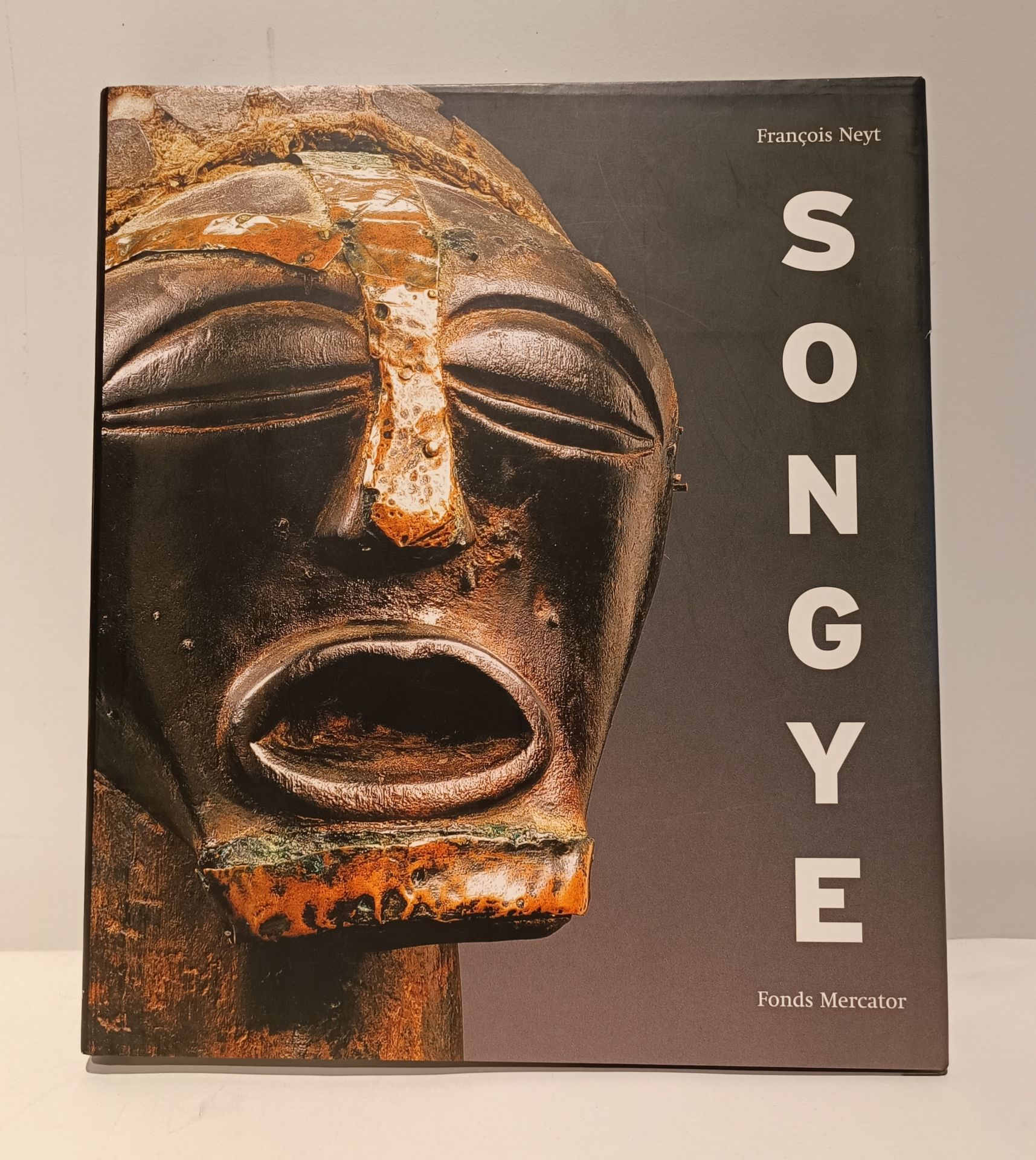 NEYT François, Songye: la redoutable statuaire Songye d Afrique Centrale, Fonds Mercator / 5 continents, 2004.