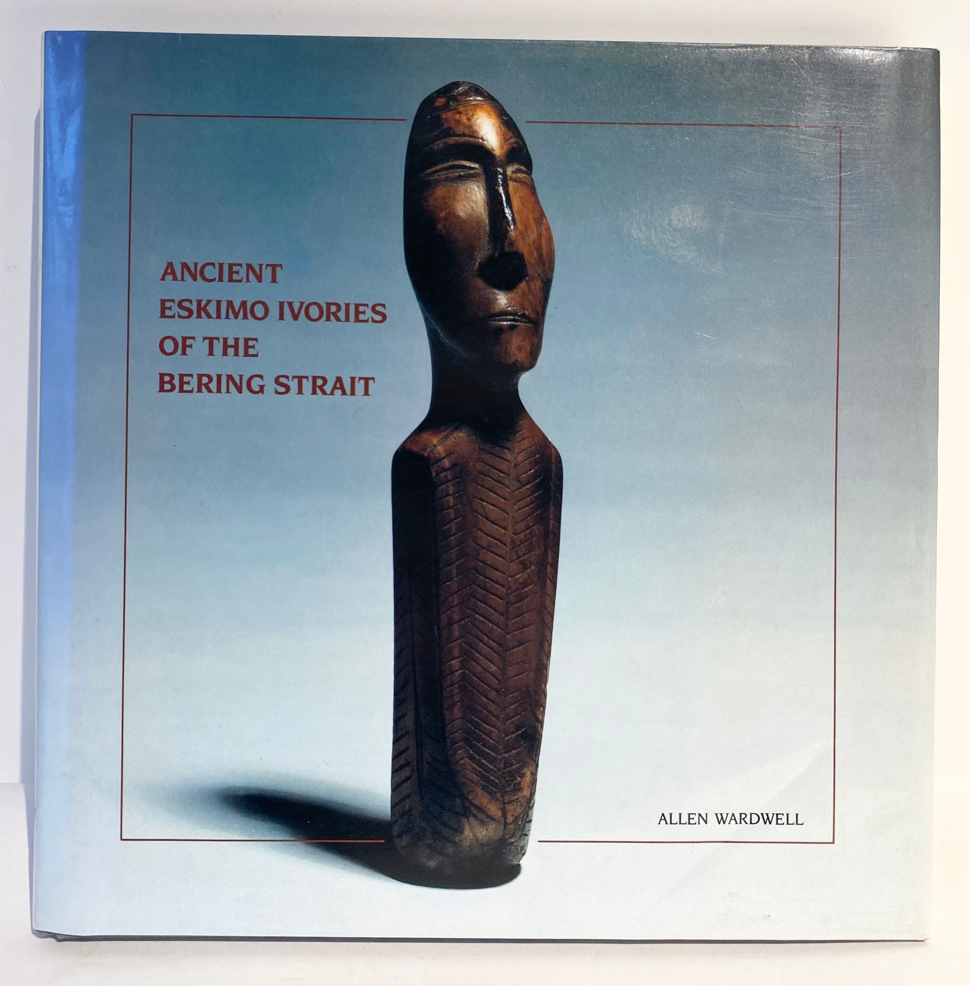 WARDWELL Allen, Ancient Eskimo ivories of the Bering Strait, Hudson Hill Press, 1986.