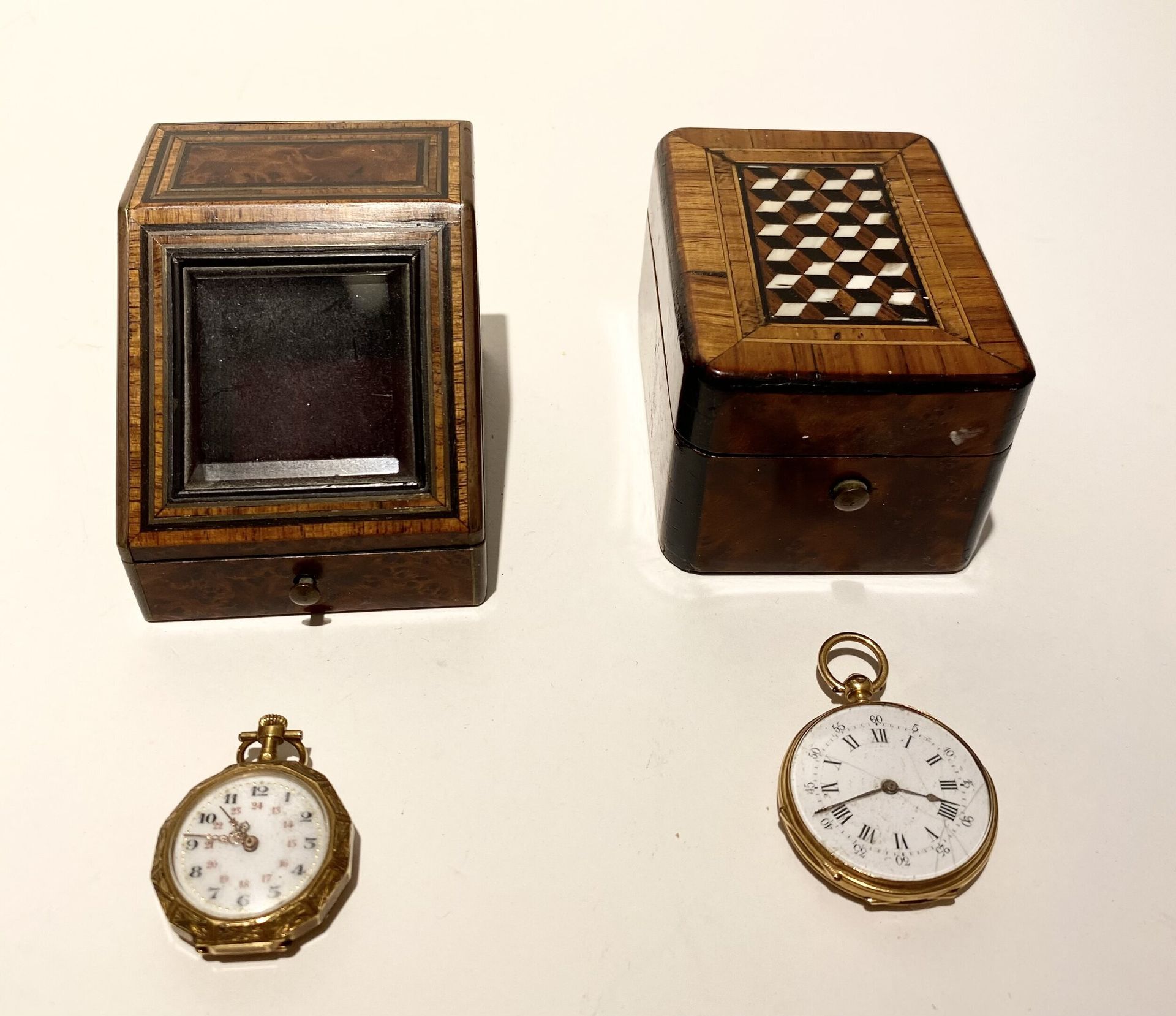 Lot de deux petites montres de col en or jaune 750/°°° avec coffrets en marqueterie Napoléon III. 

L'une porte le poinçon de Maître : S.G. 

L'autre le poinçon de Maître : C.F. 

Poids brut. : 46 g



Frais acheteur pièces et lots en or : 9,6% TTC -  8% HT 



Frais acheteur lots d'argenterie : 20% TTC - 16,67% HT