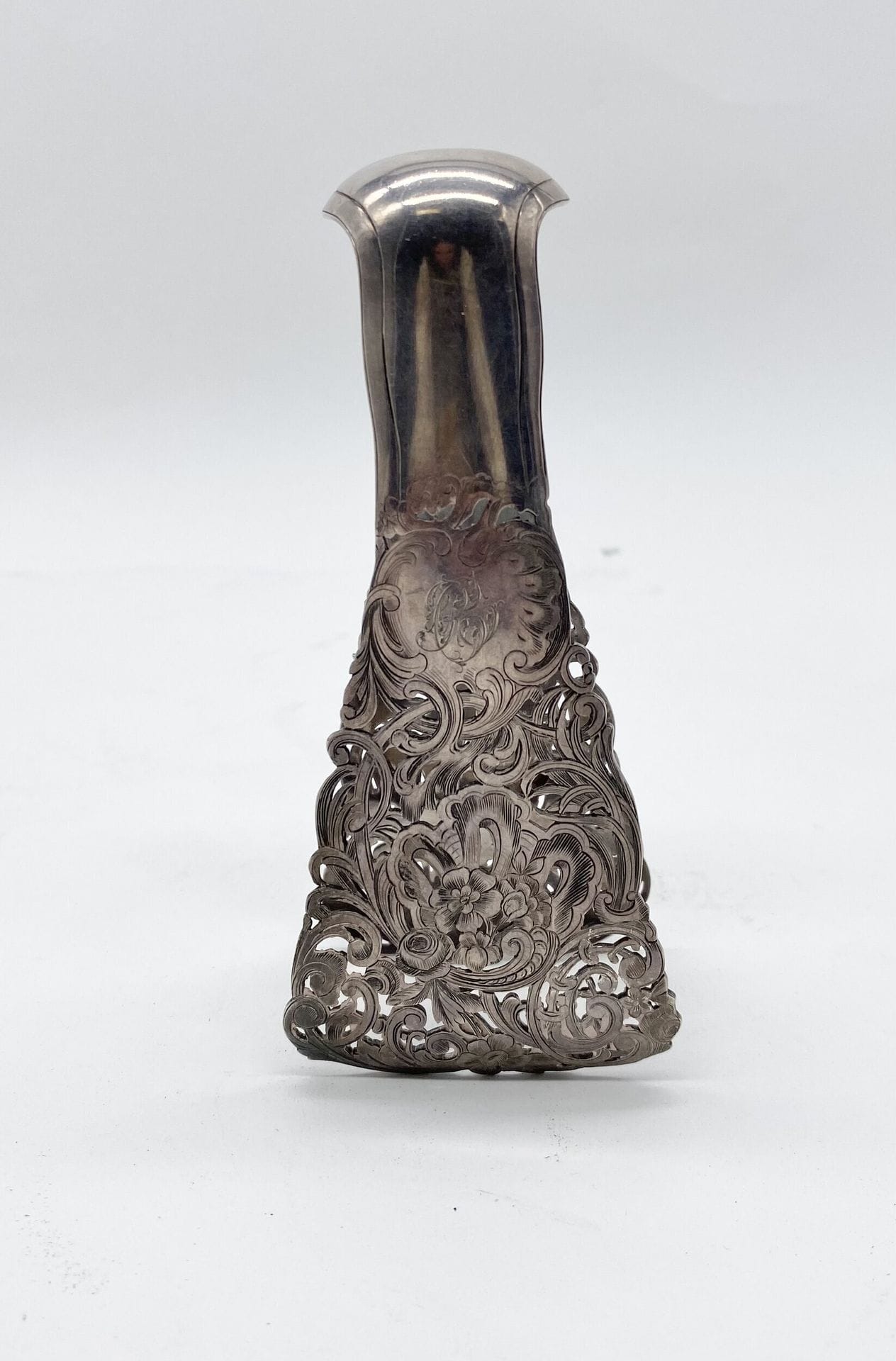 A pair of asparagus tongs in engraved and openwork 925/°°° silver, decorated with flowers and foliage. 

Monogrammed RC. 

Minerve hallmark. 

Poinçon de Maître : Alexandre Vaguer. 

Weight : 157 g



Cost of gold coins and lots: 9.6% incl. VAT - 8% excl. 



Buyer's costs for silver lots: 20% incl. VAT - 16.67% excl.