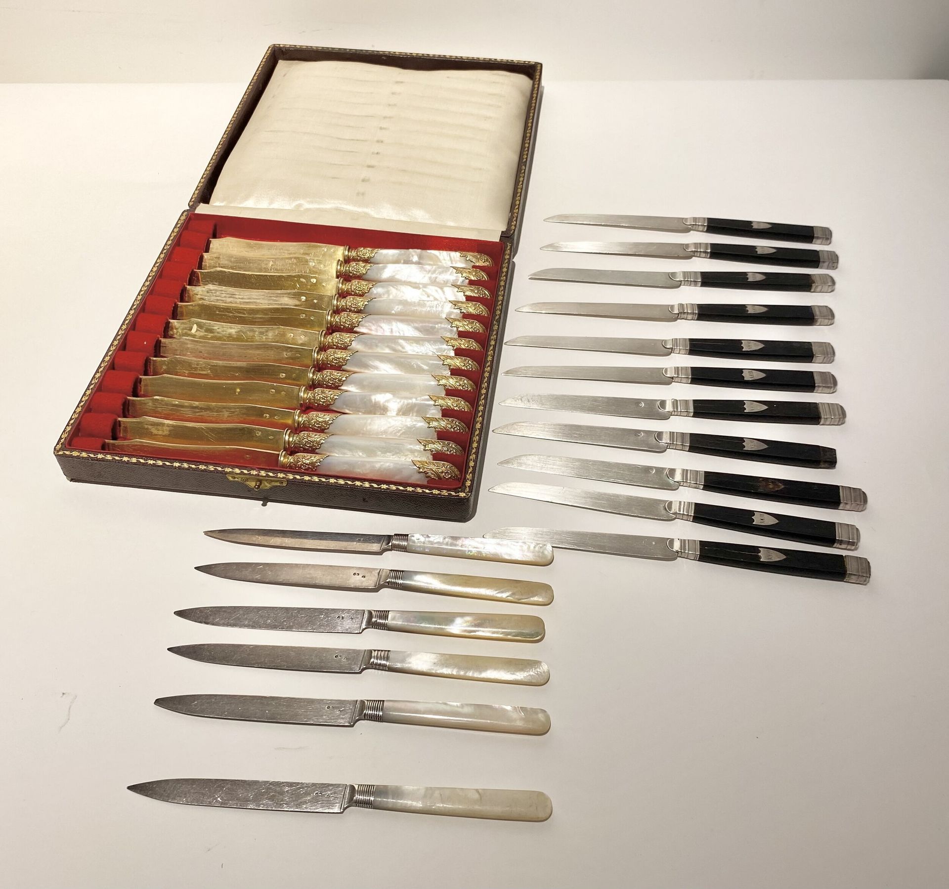 12 couteaux avec lame en vermeil 925/°°° et manche en nacre. 

Poinçon Minerve. 

Poids Brut. : 575,8 g 

Joint lot de couteaux nacre ou bois noirci et lames argent. 

Poid brut. : 390, 5 g



Frais acheteur pièces et lots en or : 9,6% TTC -  8% HT 



Frais acheteur lots d'argenterie : 20% TTC - 16,67% HT