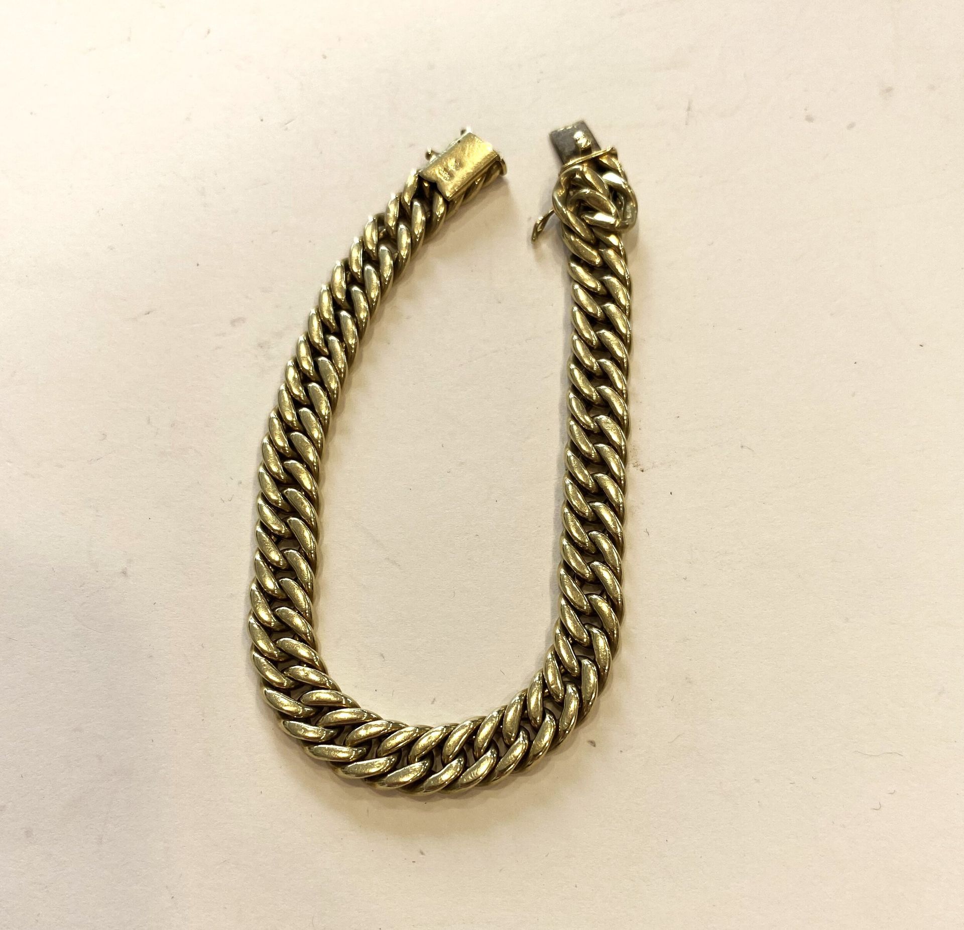 Bracelet en or 585/°°° en mailles américaines. 

Poids : 15,7 g



Frais acheteur pièces et lots en or : 9,6% TTC -  8% HT 



Frais acheteur lots d'argenterie : 20% TTC - 16,67% HT
