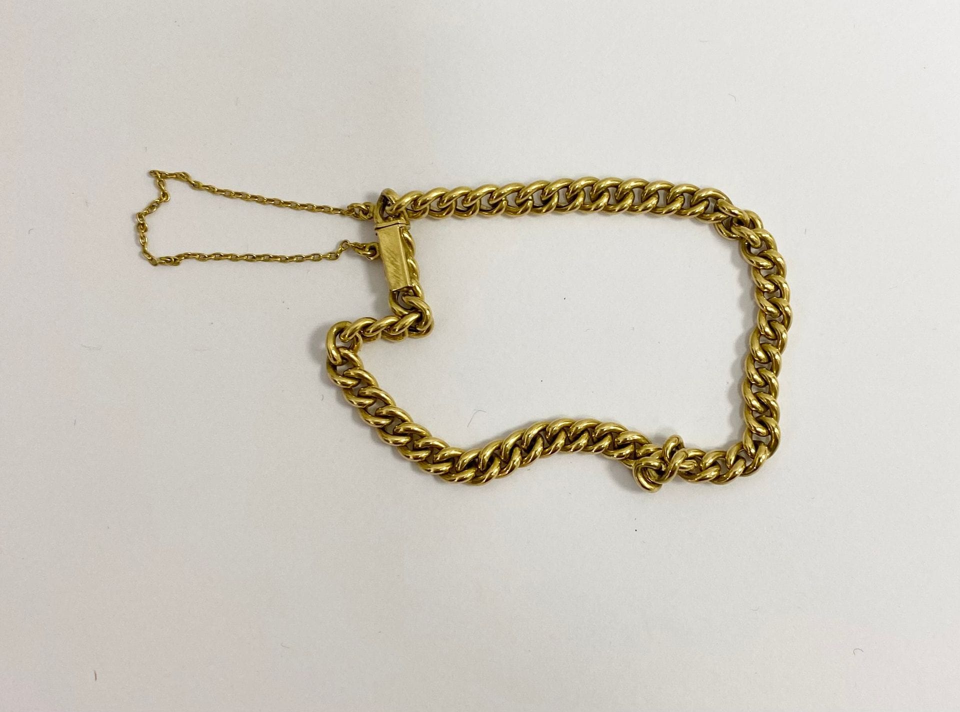 American mesh bracelet in yellow gold 750/°°°.

Weight: 6.9 g



Cost of gold coins and lots: 9.6% incl. VAT - 8% excl. 



Buyer's costs for silver lots: 20% incl. VAT - 16.67% excl.