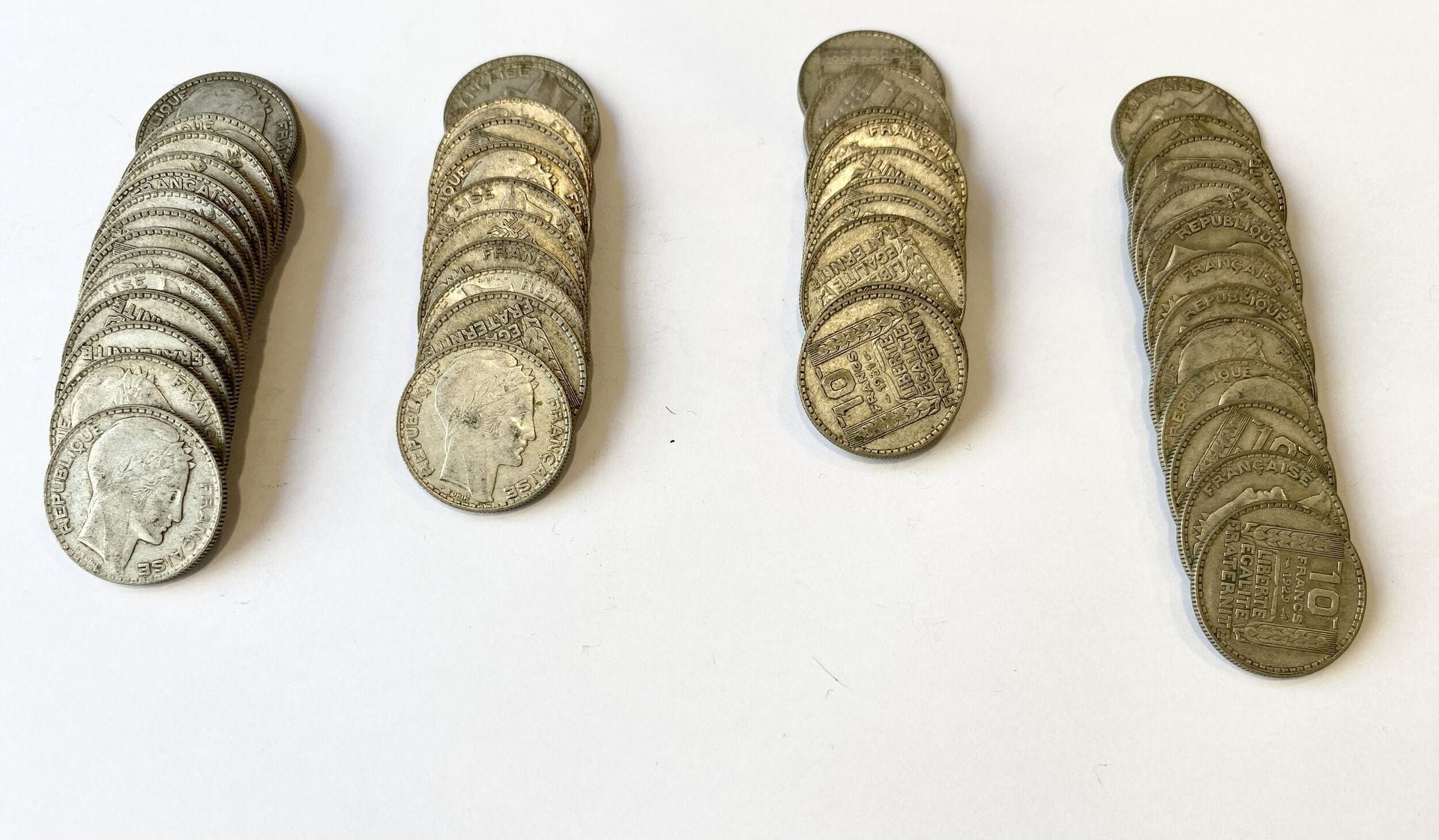 Lot de 50 pièces de 10 Francs Turin 1929 (5), 1930 (6), 1931 (12), 1932 (9), 1933 (9), 1934 (6), 1938 (2), 1939 (1).



Frais acheteur pièces et lots en or : 9,6% TTC -  8% HT 



Frais acheteur lots d'argenterie : 20% TTC - 16,67% HT