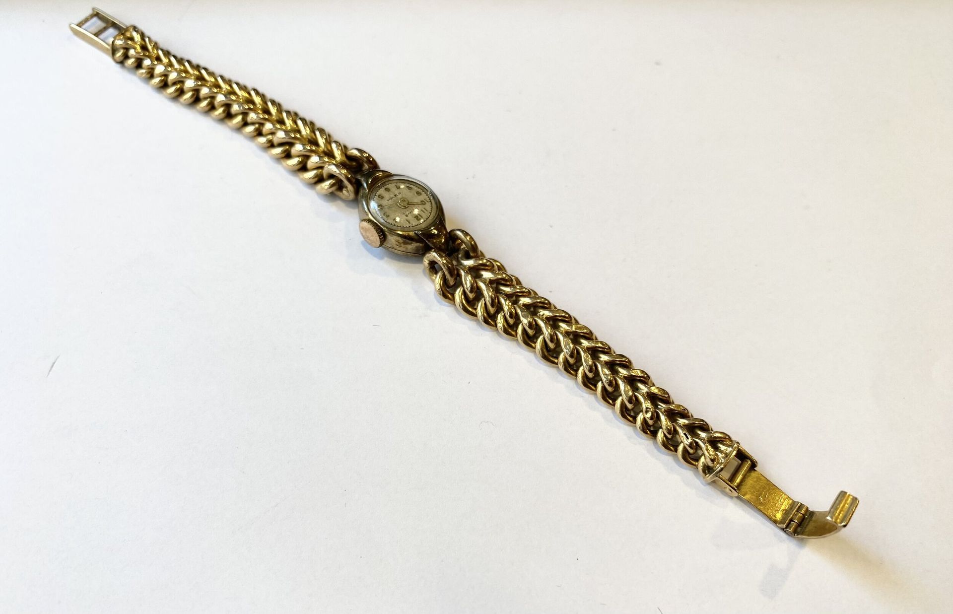 Montre dame bracelet en or jaune, boitier 375/°°° et bracelet en or jaune 750/°°°. 

Poids brut : 18.1 g



Frais acheteur pièces et lots en or : 9,6% TTC -  8% HT 



Frais acheteur lots d'argenterie : 20% TTC - 16,67% HT